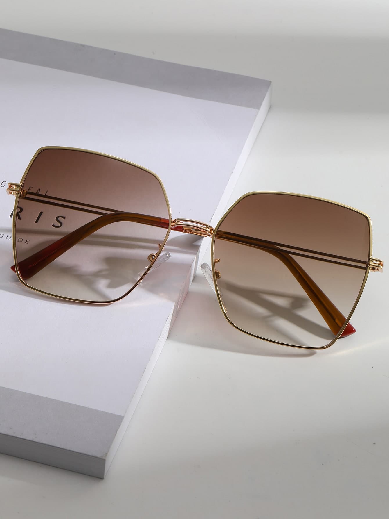 Women Oversized Metal Geometric Sunglasses, Face-Flattering UV Protection Shades For Beach Vacation Travel Party