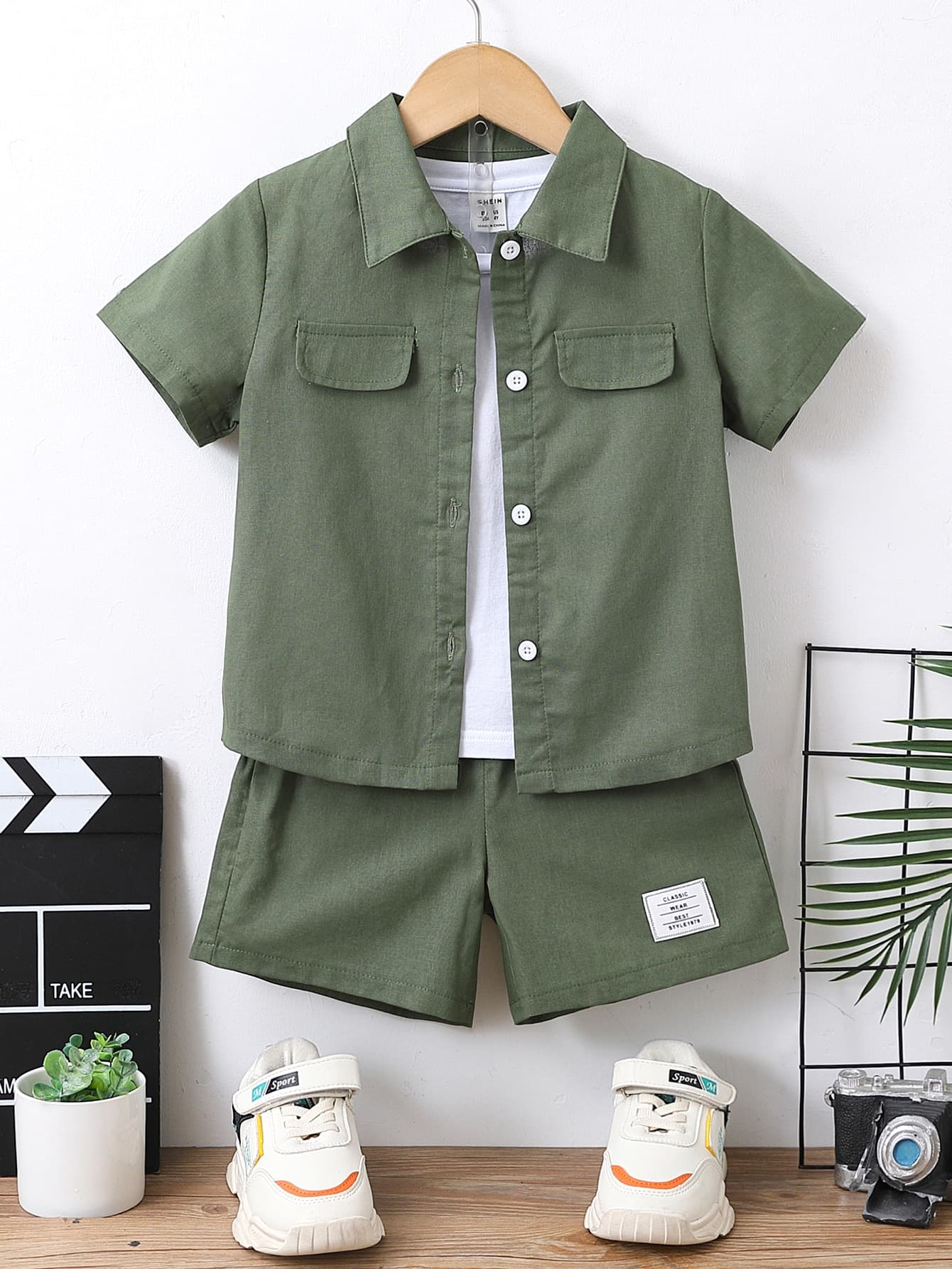 SHEIN Explorewe Summer,Holiday,Traveler Young Boy Green Letter Print Casual Cool Turn Down Collar Regular Sleeve 2pcs/Set For Summer