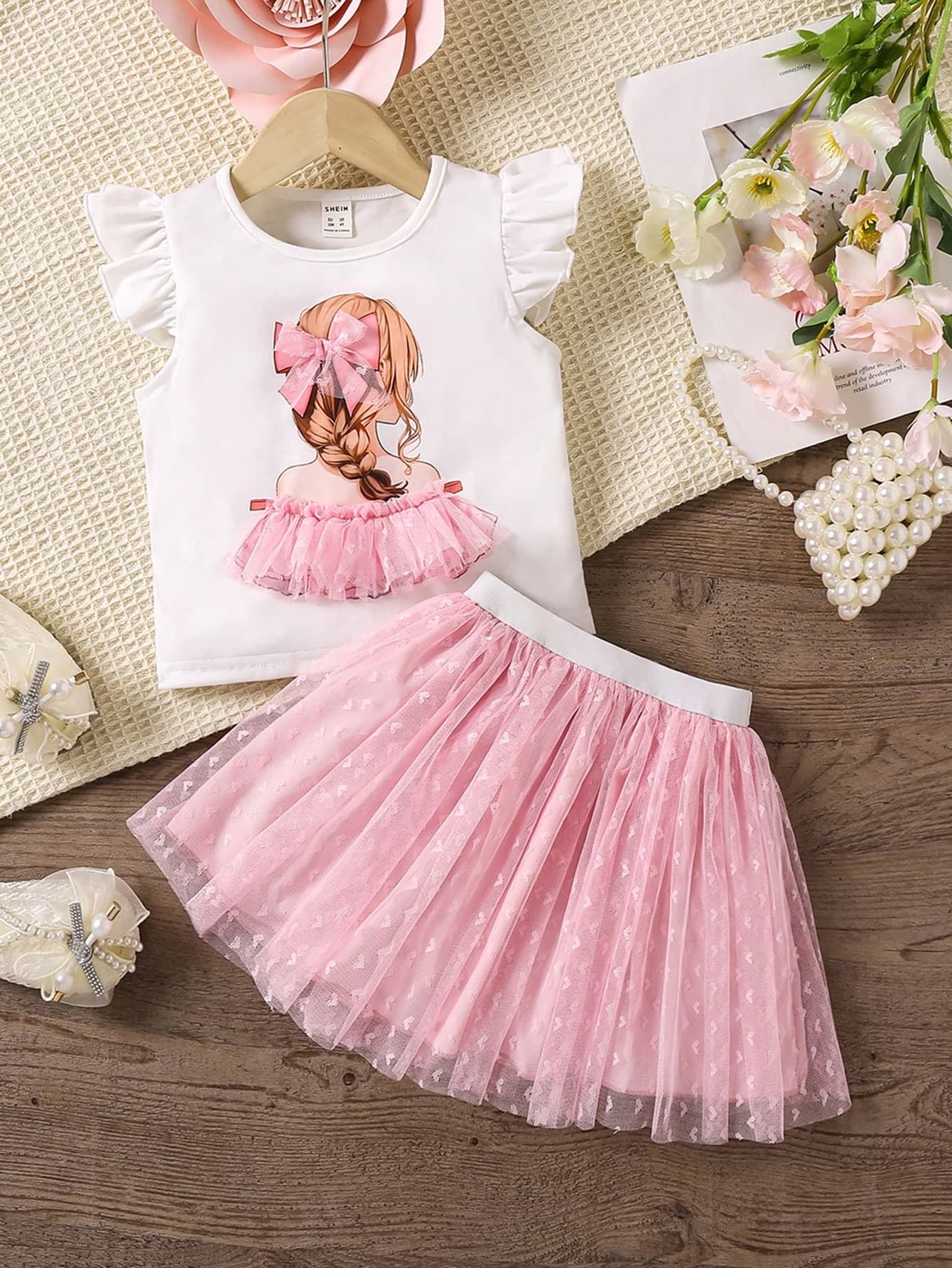 SHEIN Genkimix Kids Young Girl Cartoon Character Print Mesh Splice Cap Sleeve Top And Heart Mesh Skirt Two-Piece Set