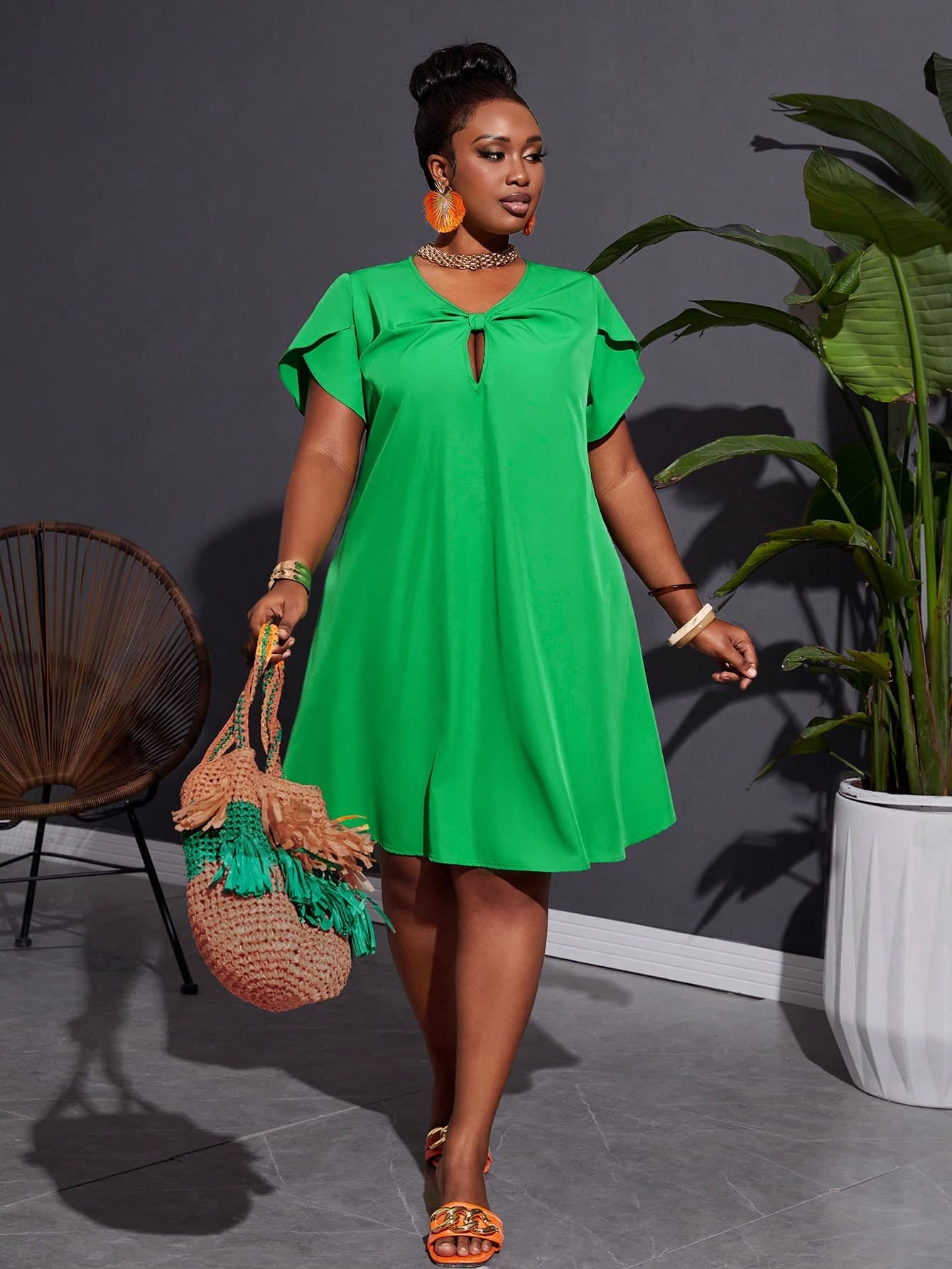 Slaydiva Plus Size Loose Fit Green A-Line Dress With Non-Elastic Woven Poplin And Twist Detailing For Vacation And Leisure