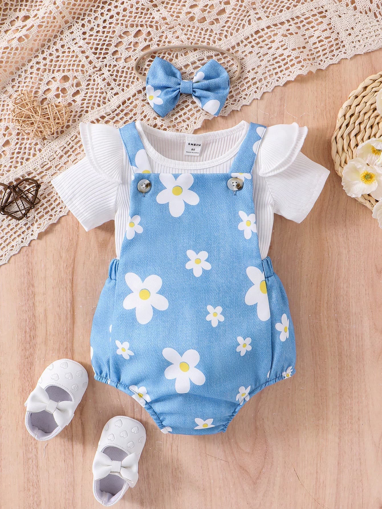 SHEIN Vintaside Kids Baby Girl Round Neck Solid Color Lace Detailed Casual Short Sleeve T-Shirt And Flower Printed Overalls Set, Spring/Summer