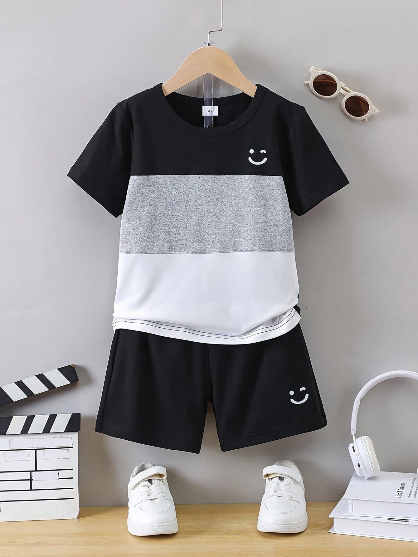 SHEIN Vacaura 2pcs/Set Young Boy Winking Face Printed Black White Gray Short Sleeve T-Shirt And Shorts Set, Summer