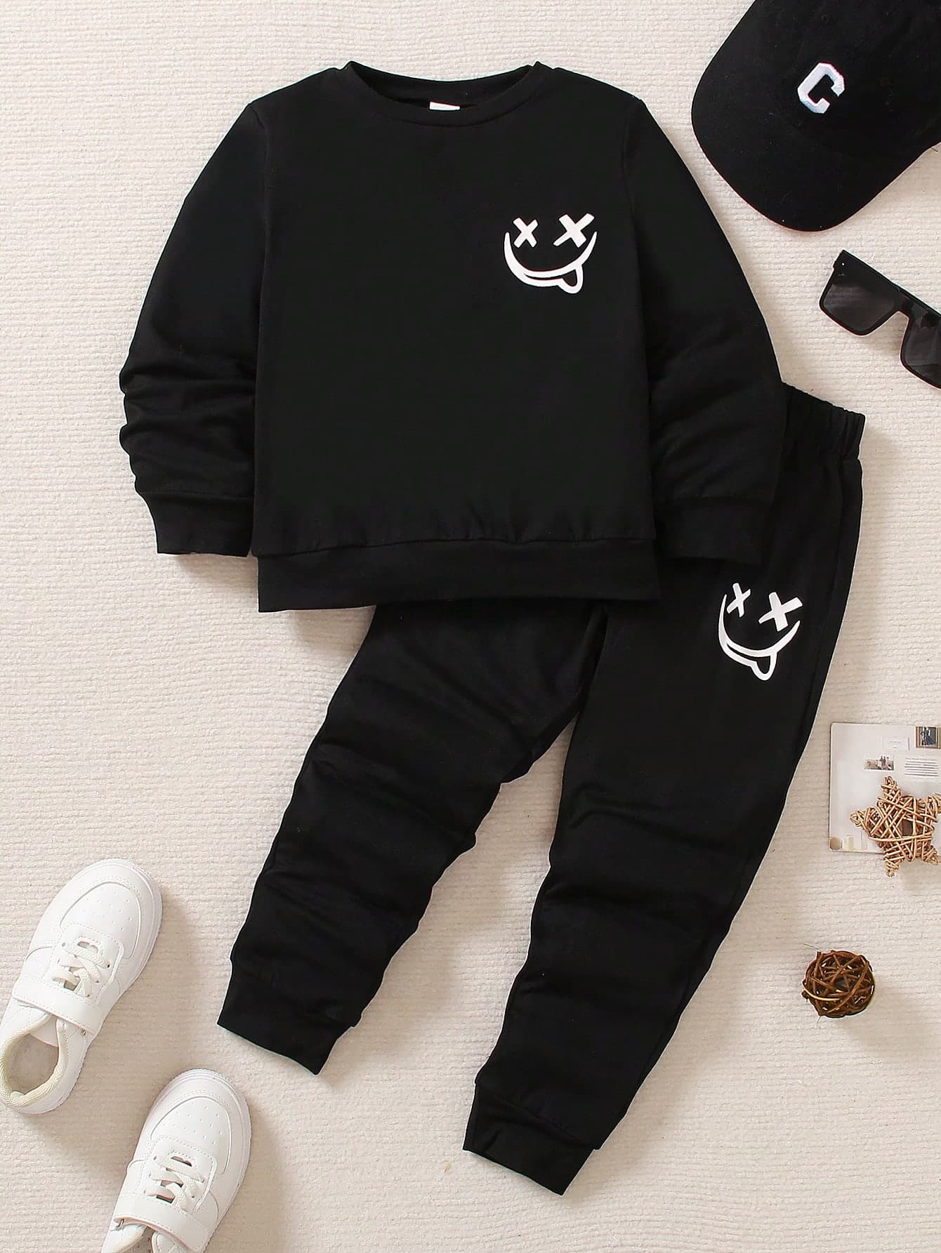 SHEIN Genkimix Kids 2pcs Young Boys Elastic Knit Crew Neck Smiling Face Print Long Sleeve T-Shirt And Sports Pants Set,Winter,School,Back-To-School Casual Black Outfit