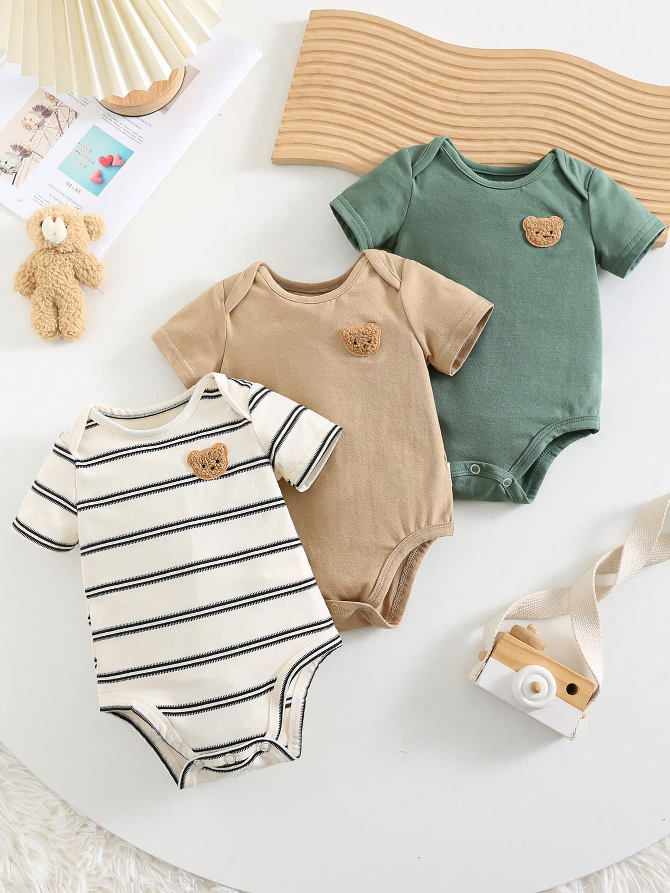 SHEIN 3pcs/Set Newborn Baby Boy/Girl Sage Green Summer Casual Cute Family Matching Bear Badge Knitted Striped&Solid Short Sleeve Bodysuit For Home&Outdoor