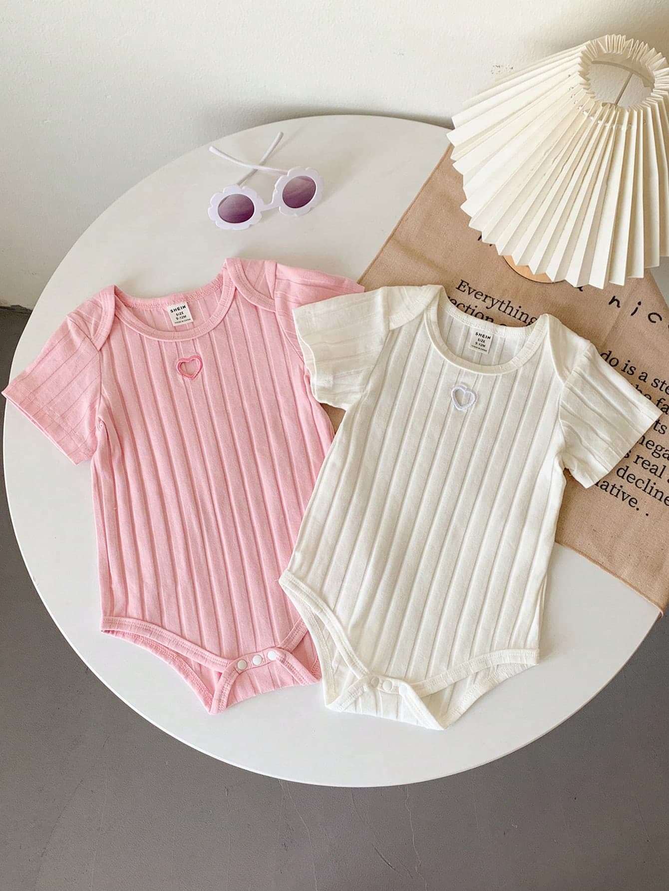 SHEIN Vintaside Kids 2pcs/Set Baby Girl 0-2 Years Old New Cute Sweet Basic Minimalist Heart Hollow Chunky Rib Knit White & Pink Short Sleeve Bodysuit & Set