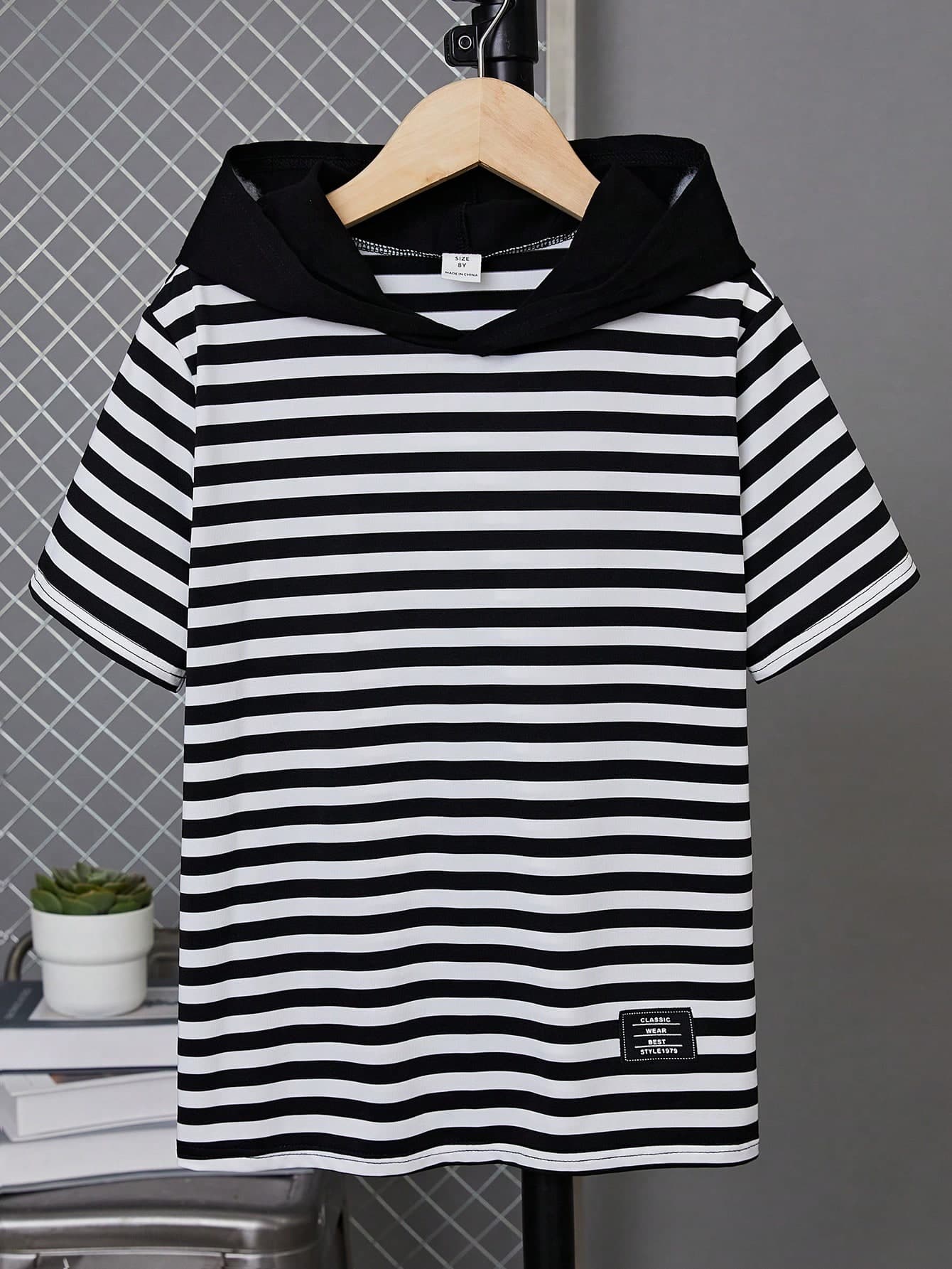 SHEIN Tween Boy Striped Print Patch Detail Hooded Tee