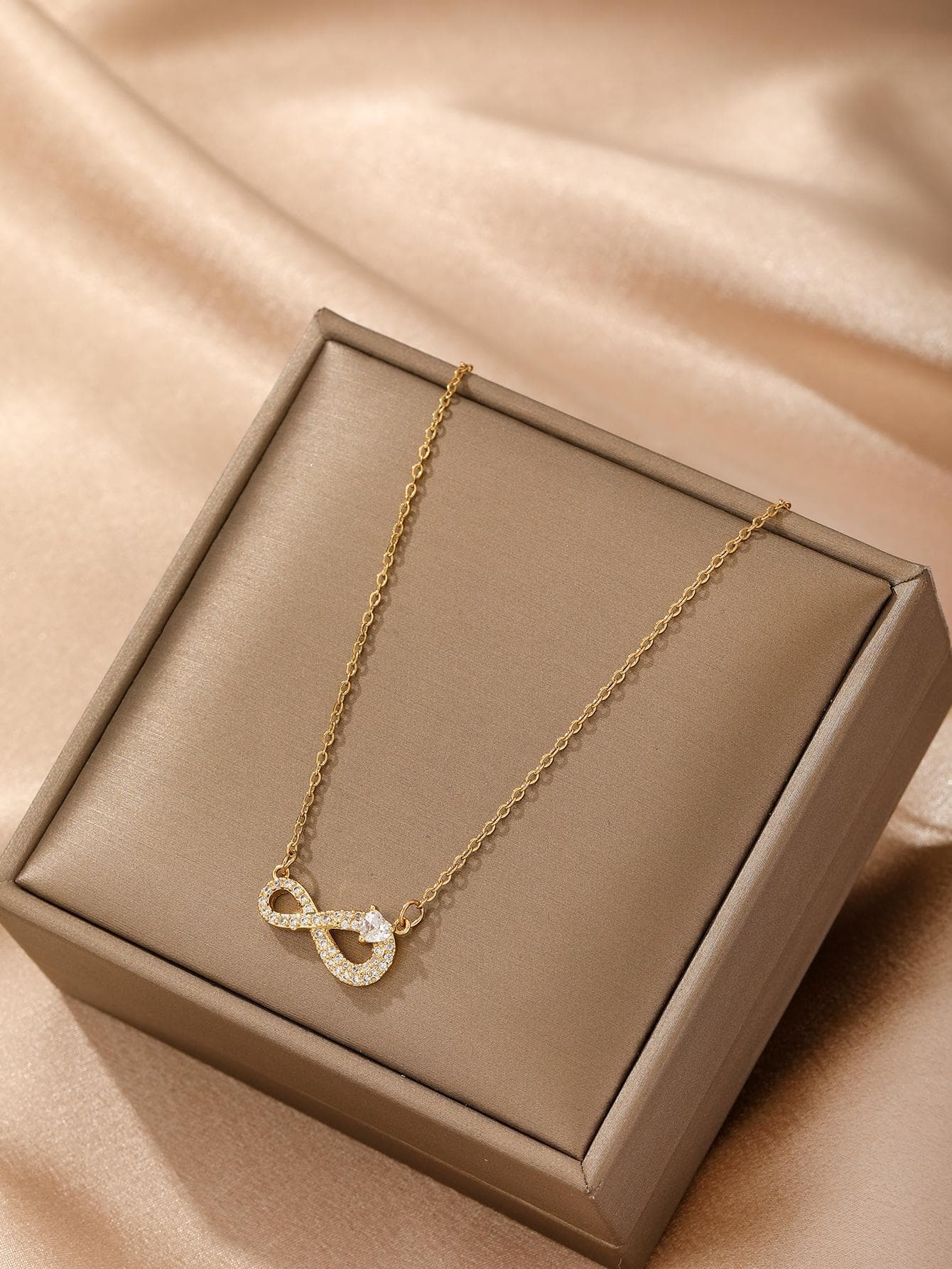 1pc Vintage Stainless Steel 8-Shape Cubic Zirconia Pendant Necklace, Minimalist Elegant Style (OPP Bag Packaging)