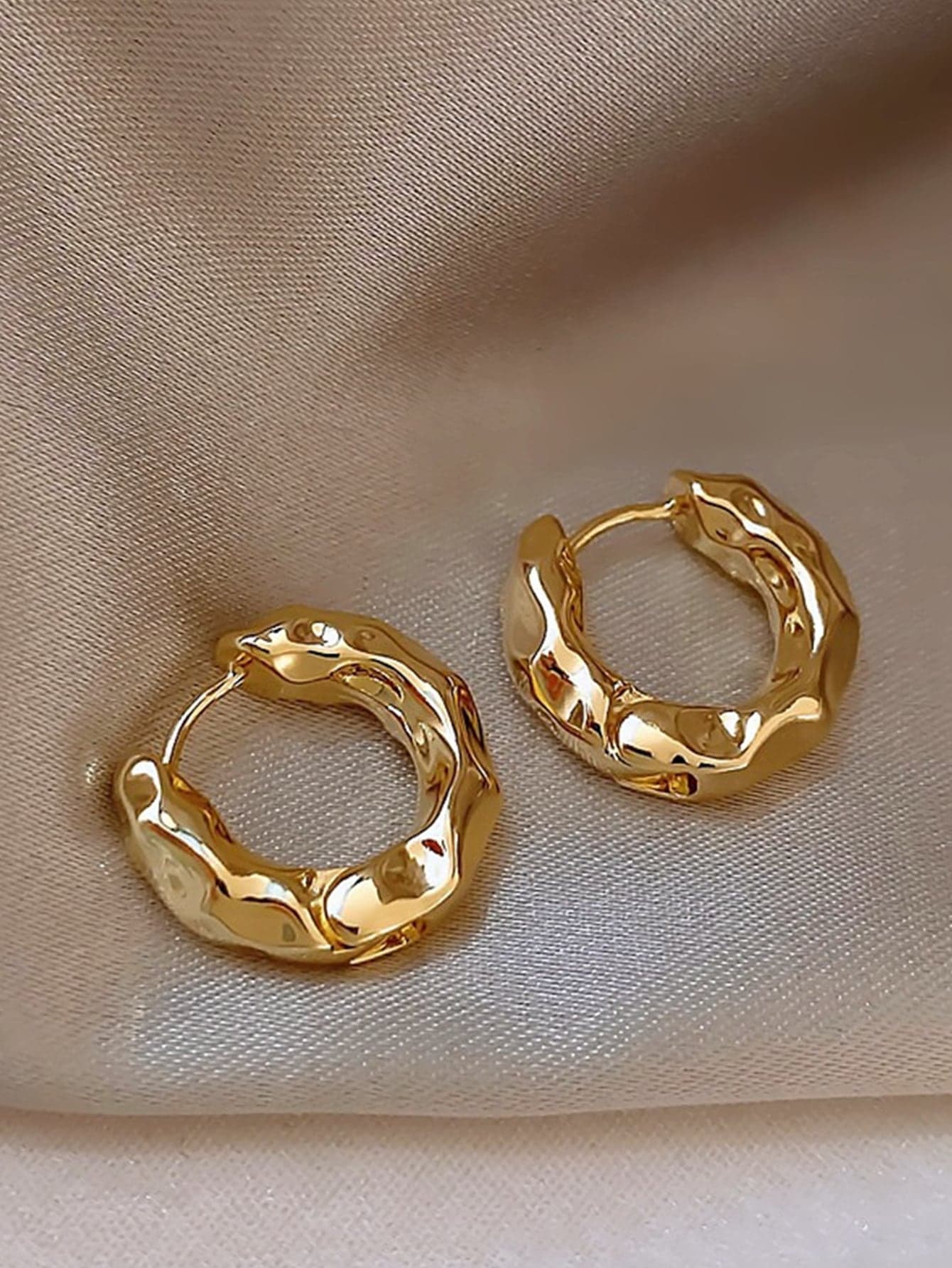 1 Pair European & American Luxury Niche Design High-End Small Elegant Pleated Hoop Earrings For Women