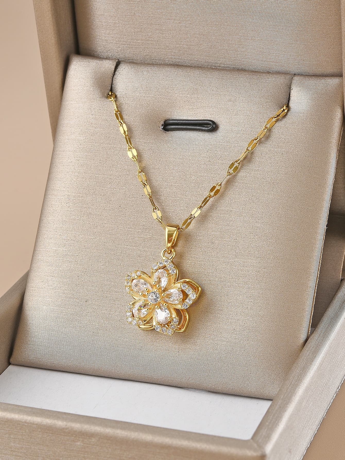 1pc Stainless Steel 5-Petal Rotating Flower Necklace, Suitable For Women's Daily Wear, Women's Gold Color Necklace, High-Quality 18K Gold Necklace, Women's Jewelry Necklace, Halloween Gift, Christmas Gift, Women's Accessory