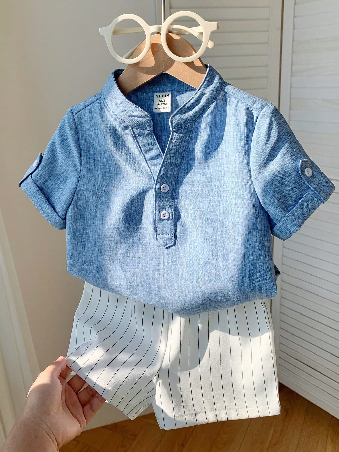 SHEIN LMoss Kids 2pcs/Set Baby Boy Blue And White Striped Summer Casual Family Matching Stand Collar Short Sleeve Shirt And Elastic Waist Shorts For Birthday Party