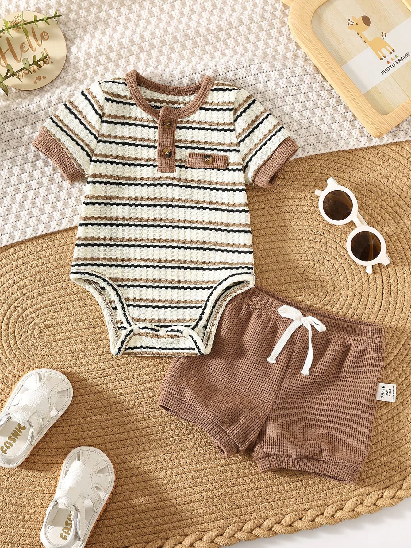 SHEIN 2pcs/Set Baby Boy & Girl Summer Casual Black And White Striped Loose Knit Bodysuit With Round Neck T-Shirt And Elastic Waist Shorts,Vacation Outfit