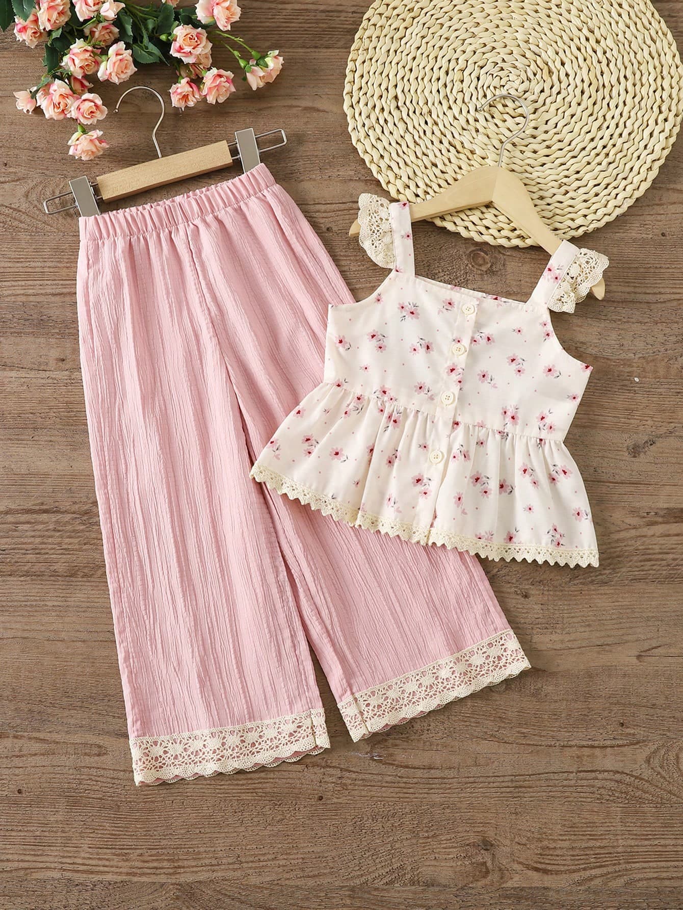 SHEIN Genkimix Kids Young Girls 2pcs Floral Print Lace Patchwork Camisole Top & Elastic Waist Long Pants Set