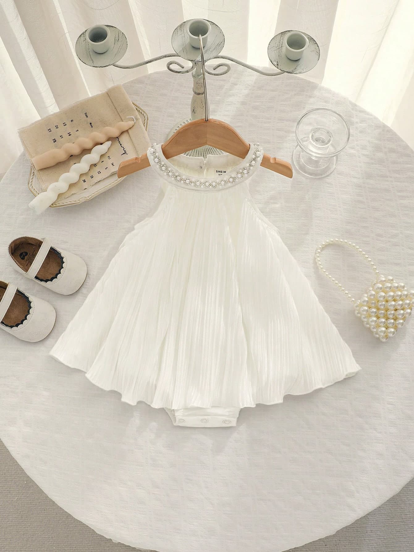 SHEIN Newborn Baby Girls' Elegant Cute White Pleated Pearl Sleeveless Bodysuit, Versatile For Summer