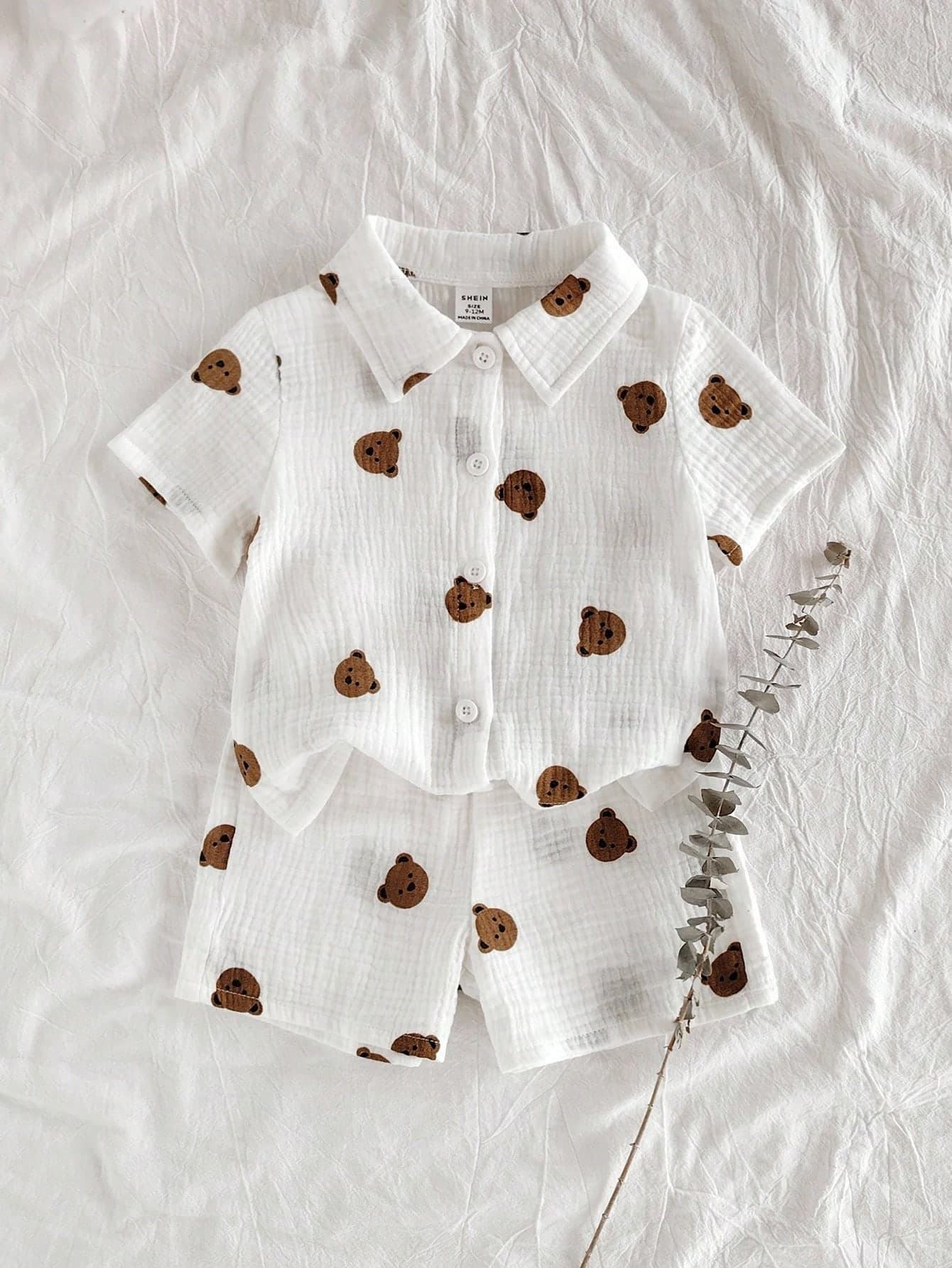 SHEIN Vintaside Kids 2pcs Baby Boy Cartoon Bear Print Short Sleeve Single-Breasted Top And Shorts Casual Outfit Set