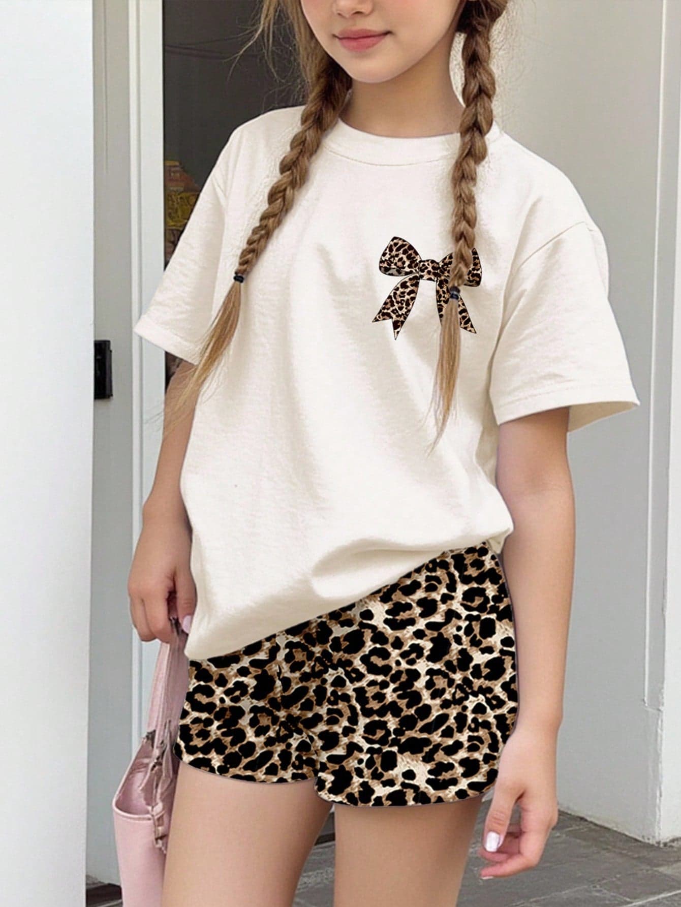 SHEIN Leap Crew 2pcs Teen Girls Cute Summer Holiday Cream Beige Vintage Leopard Print Bow Decor Crew Neck Short Sleeve T-Shirt And Cheetah Shorts Set,Casual Outfit