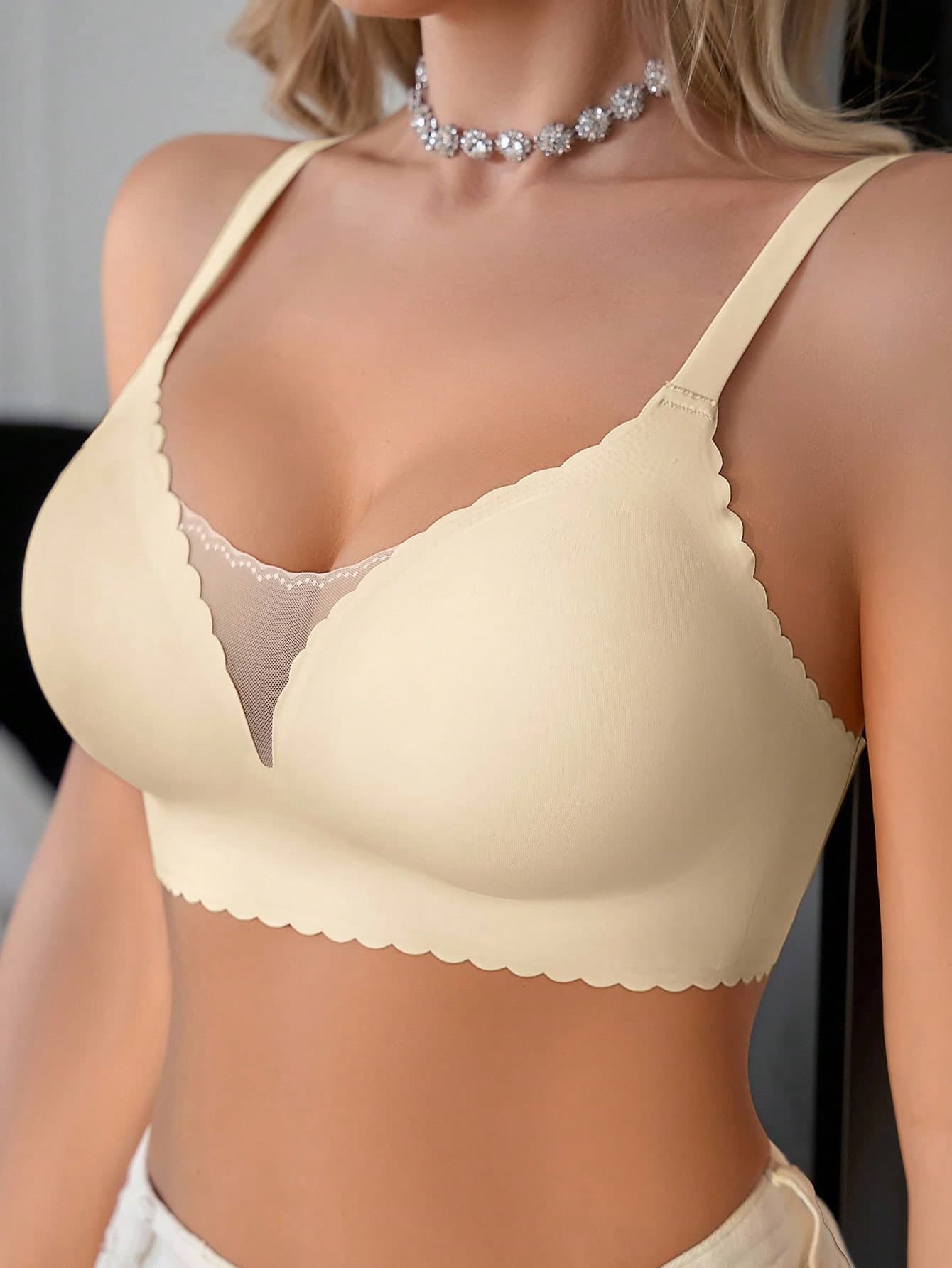 SHEIN 1pc Casual Seamless Mesh Splice Solid Scallop Trim Adjustable Wireless Removable Padded Bra For Women