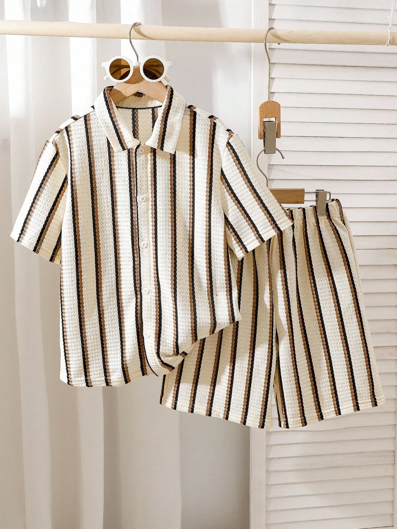 SHEIN Mirajuku 2pcs Tween Boy Knit Textured Vertical Stripe Short Sleeve Shirt And Matching Casual Shorts, Blended Fabric, Skin-Friendly Soft And Breathable.