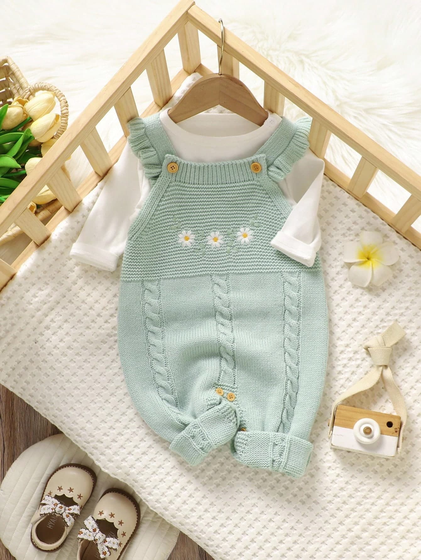 SHEIN 1pc Baby Girls Sage Green Ruffled Strap Romper,Cute Delicate Embroidered Daisy Outfit,Knitted Jumpsuit,Autumn Family Matching Fashionable Overalls