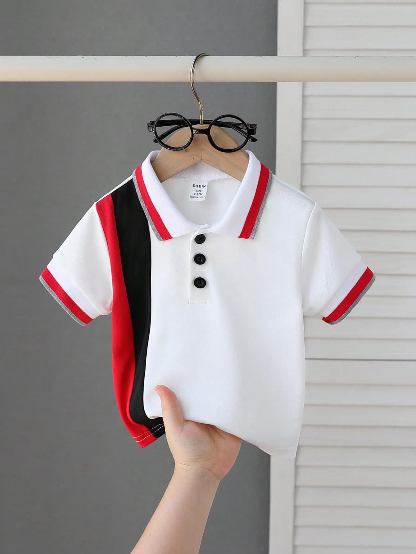 SHEIN Playful Pals Baby Boy Knitted Polo Tops. It's Suitable For Wearing When Going On Outings, Attending School, Or At Parties.Tops Unisex Summer.