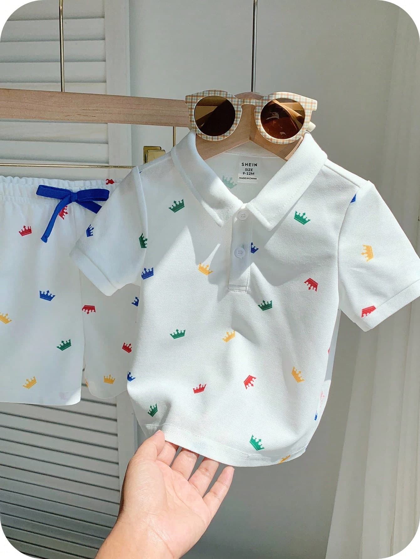 SHEIN 2pcs Baby Boy White Summer Cute Family Matching Party Outfit,Crown Print Polo Shirt And Elastic Waist Shorts Set For Birthday,Wedding,Baptism,1st Gift