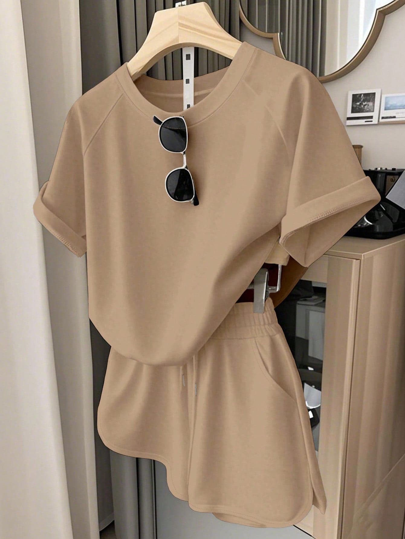 SHEIN Women's Casual Sports Set,Khaki Summer T-Shirt And Shorts Set For Daily Wear,Back To School,Photography Street Snap,Outdoor Camping,Travel Occasion