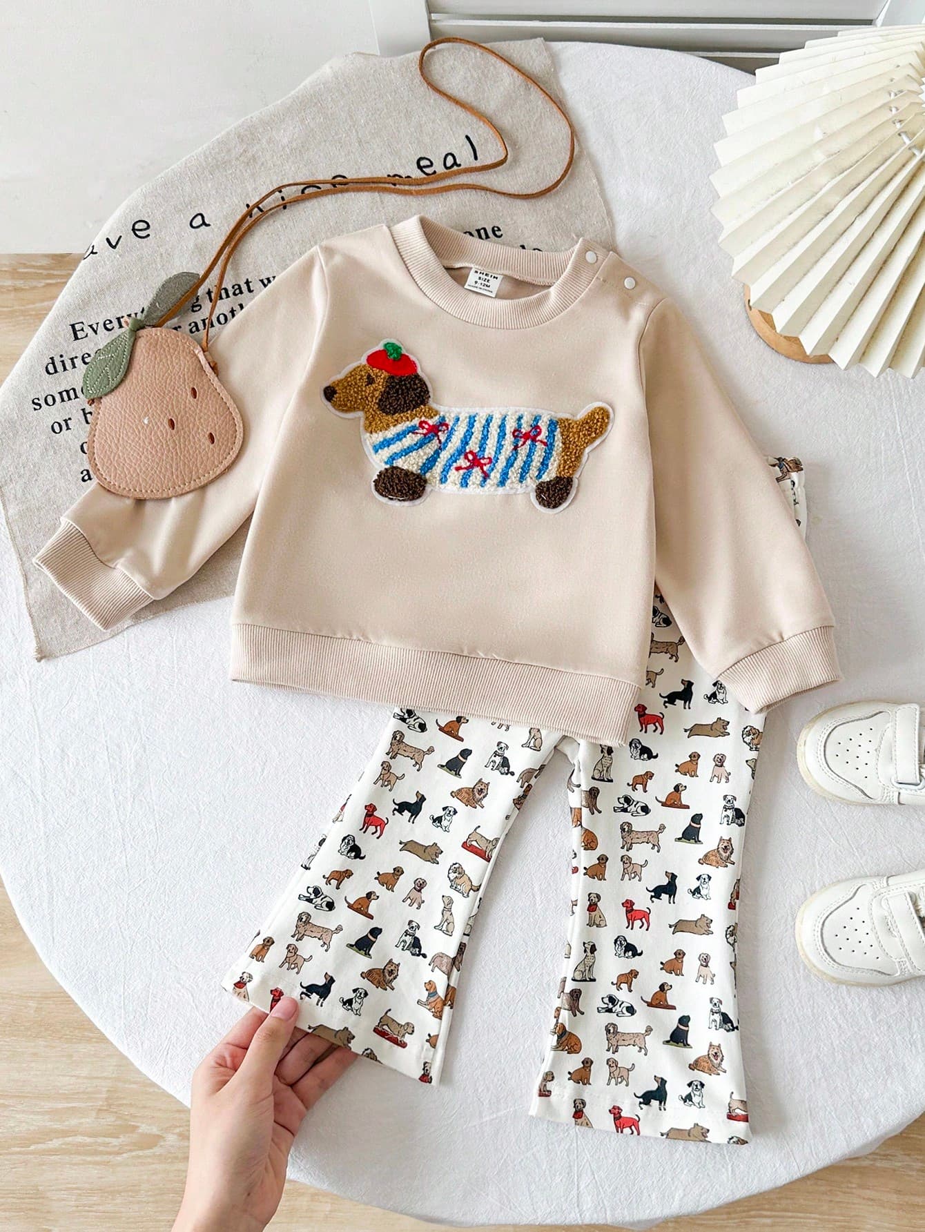 SHEIN Playful Pals 2pcs/Set Baby Girl Cute Beige Autumn Dachshund Clothes,Knit Crew Neck Pullover Sweatshirt With 3D Embroidery & Striped Flare Pants,Matching Family