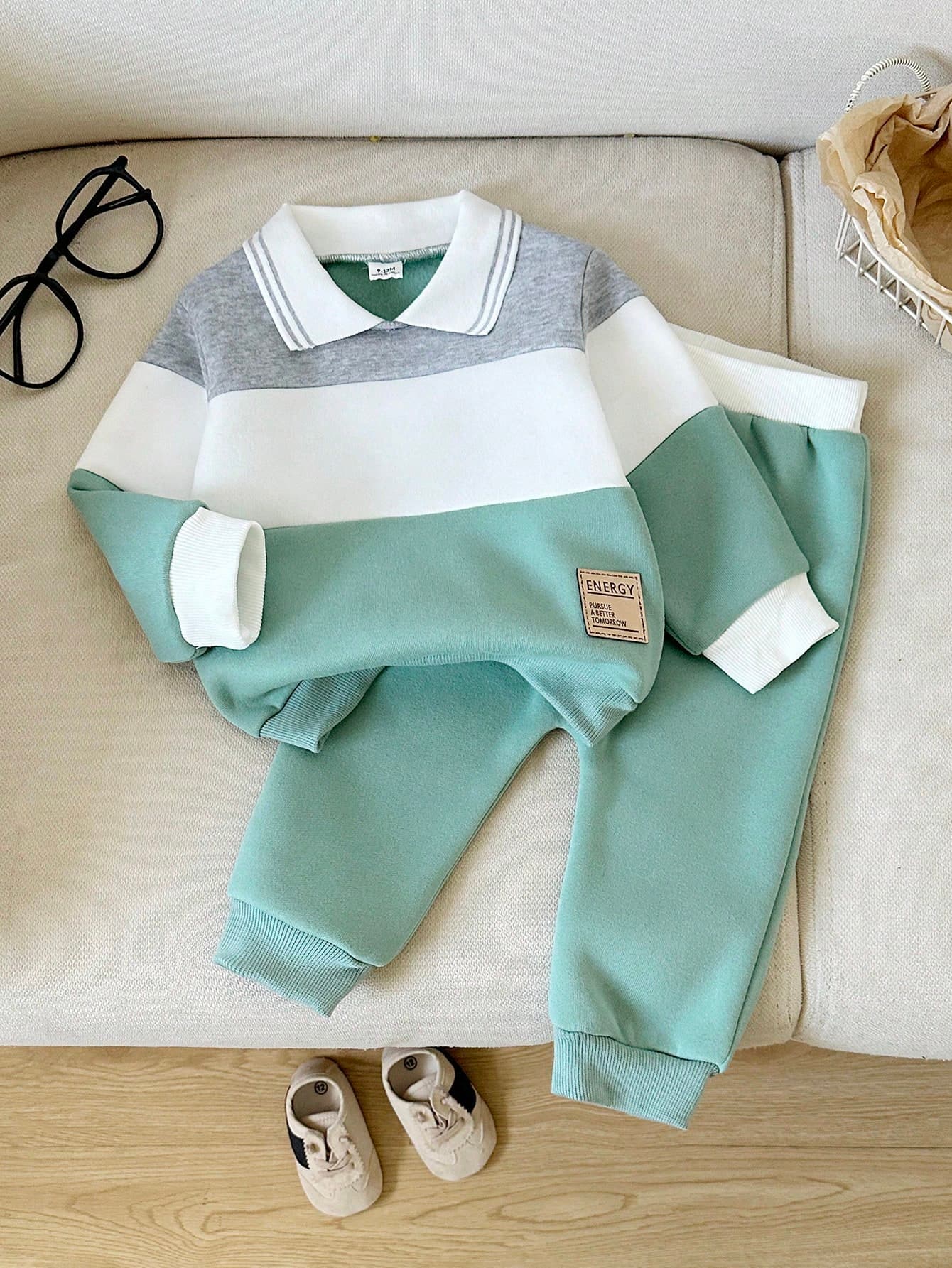 SHEIN Playful Pals Baby Boy Sage Green Autumn Casual Matching Family Color Block Letter Embroidered Polo Collar Sweatshirt And Sweatpants Set,Preppy Style Outfit
