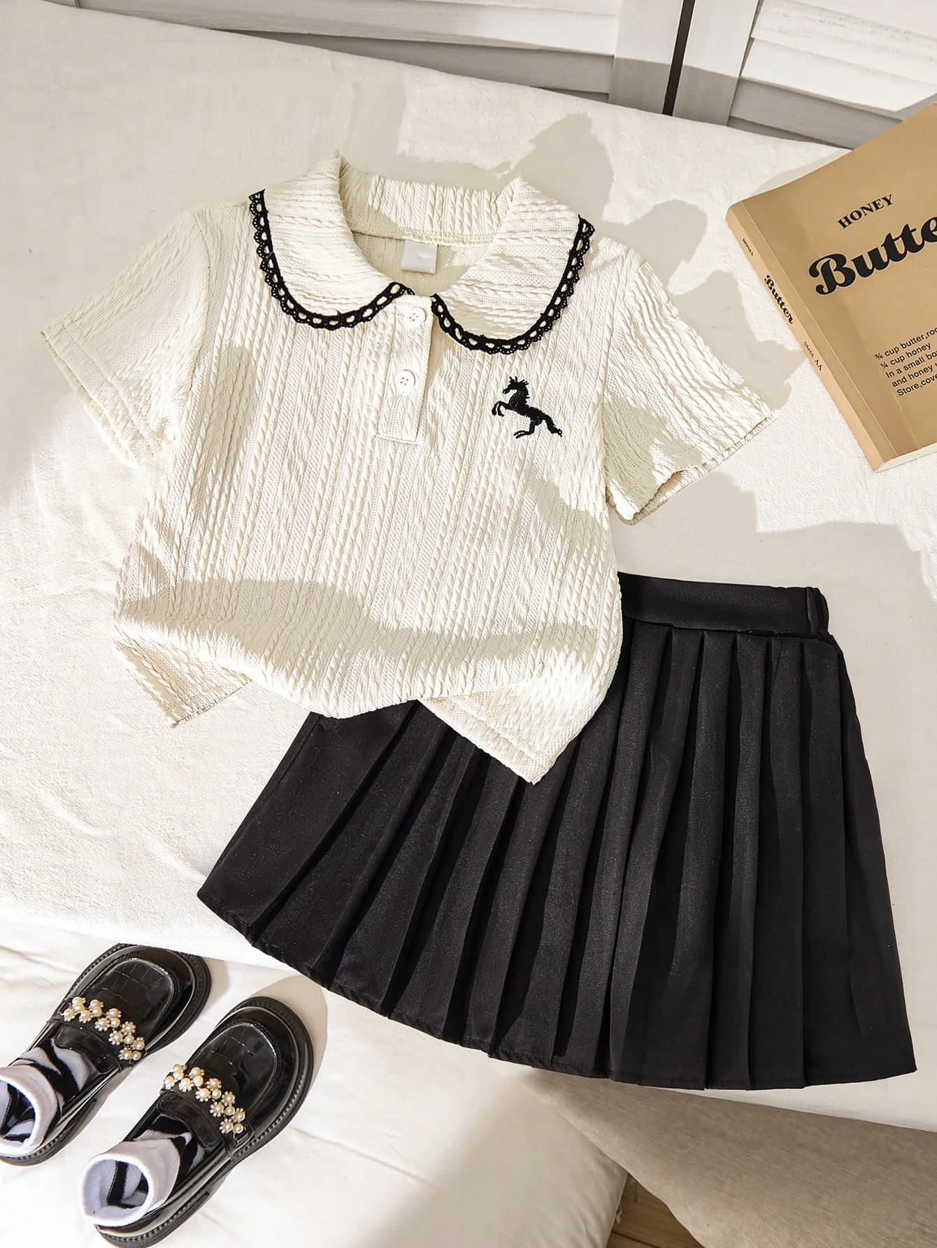 2pcs/Set Young Girls Summer Back-To-School Career Day Textured Knit Top,Short Sleeves,Embroidered Floral Pattern,Black Pleated Skirt Cute Casual Wear