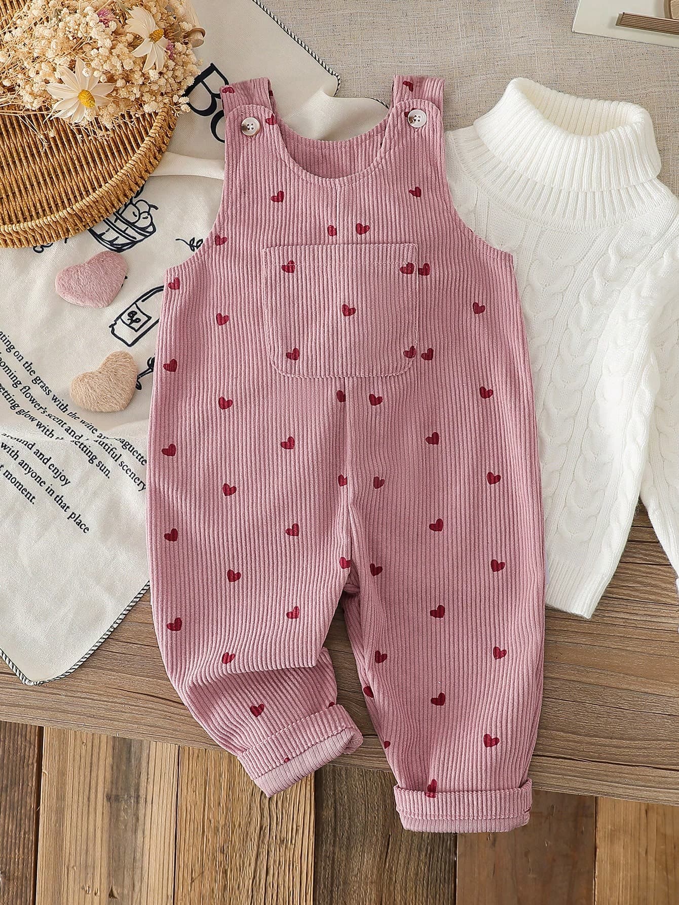 SHEIN Vintaside Kids Baby Girl 0-3Y Spring/Autumn Heart Print Corduroy Overalls Set, Casual Style With Chest Pocket Decoration, Suitable For Outdoor Play And Leisure