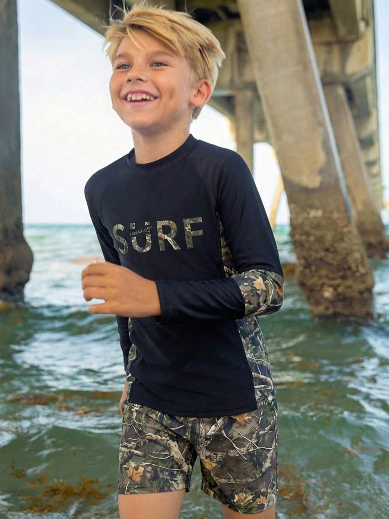 SHEIN Teen Boy Teen Boys Printed Rash Guard & Swim Trunks 2 Pieces Set