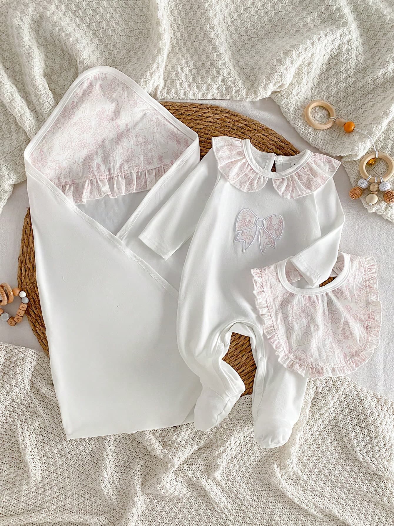 SHEIN 3pcs/Set Newborn Baby Gift Box Set,Light Pink,Autumn,Cute,Baby Shower Carousel Print Long Sleeve Jumpsuit,Bib,Blanket,Mittens,Muslin Boy Girl Clothes