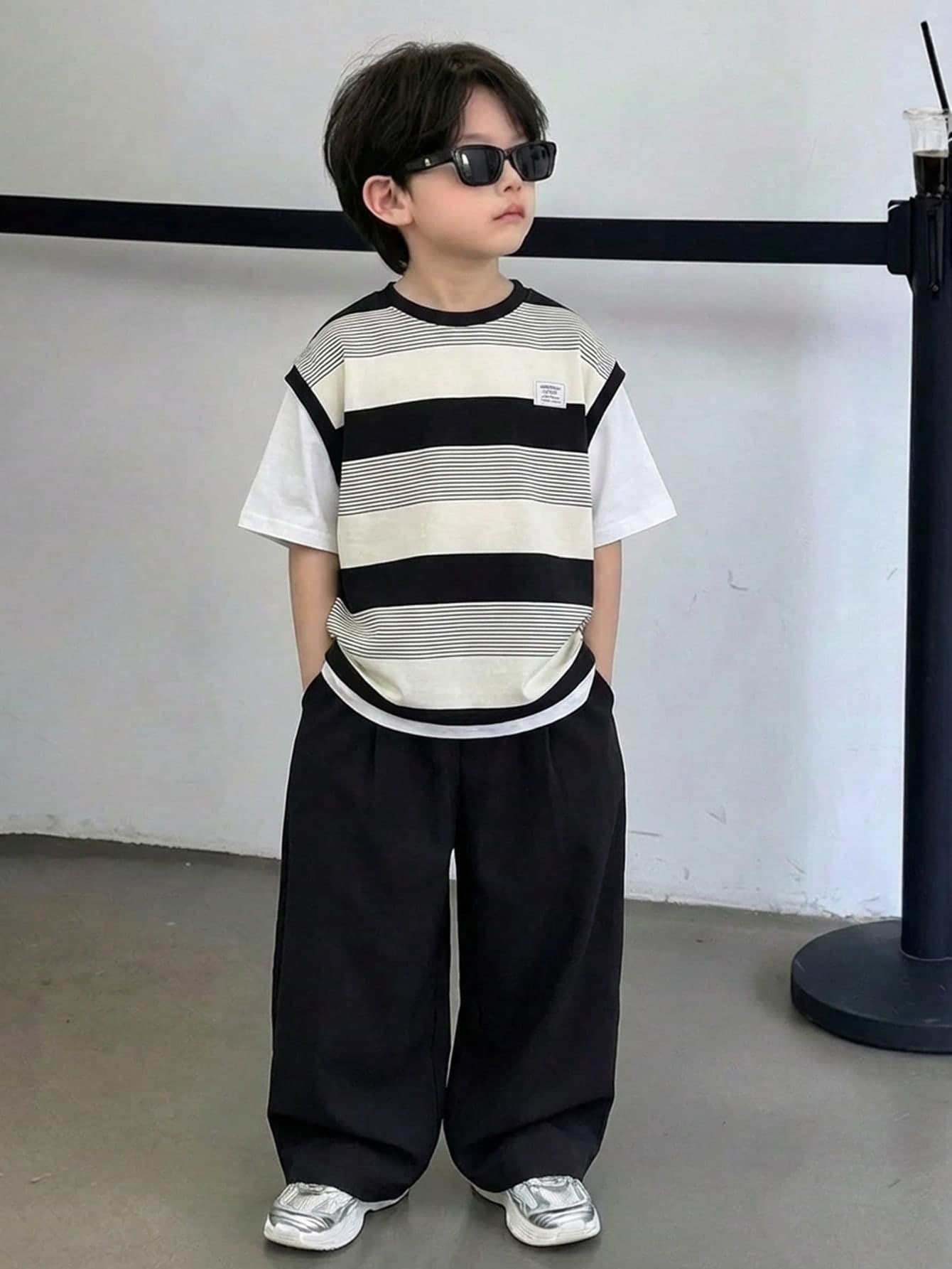 2pcs Young Boys Casual Loose 2 In 1s Striped Pullover White Short Sleeve Top And Black Straight Leg Pants Tracksuit Set,Y2K Style,Summer,School,SS26