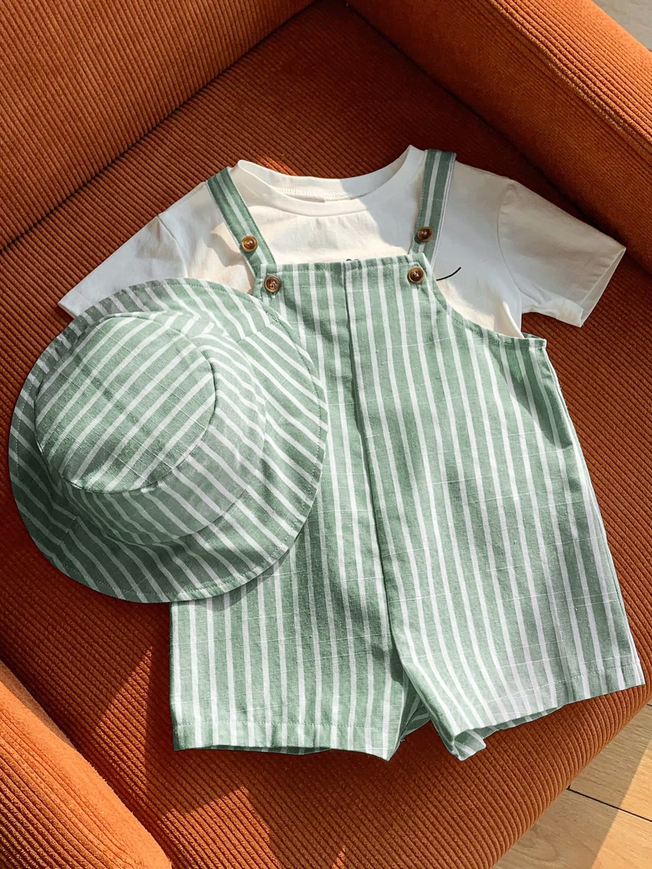 SHEIN 2pcs/Set Baby Boy/Girl Green And White Striped Bib Overalls & Bucket Hat Set,Cute Casual Summer Vacation Outfit For Home,Outing,Beach Easter Romper