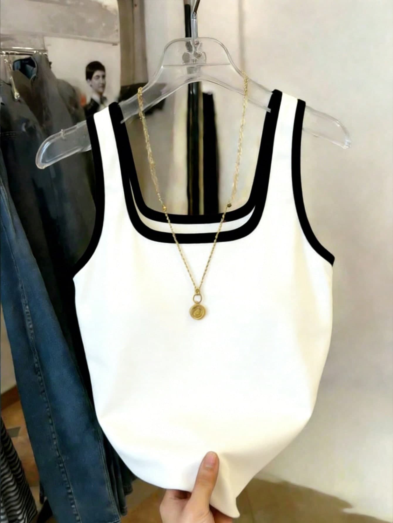 Resyla Women's Sleeveless Fitted Contrast Color Tank Top
