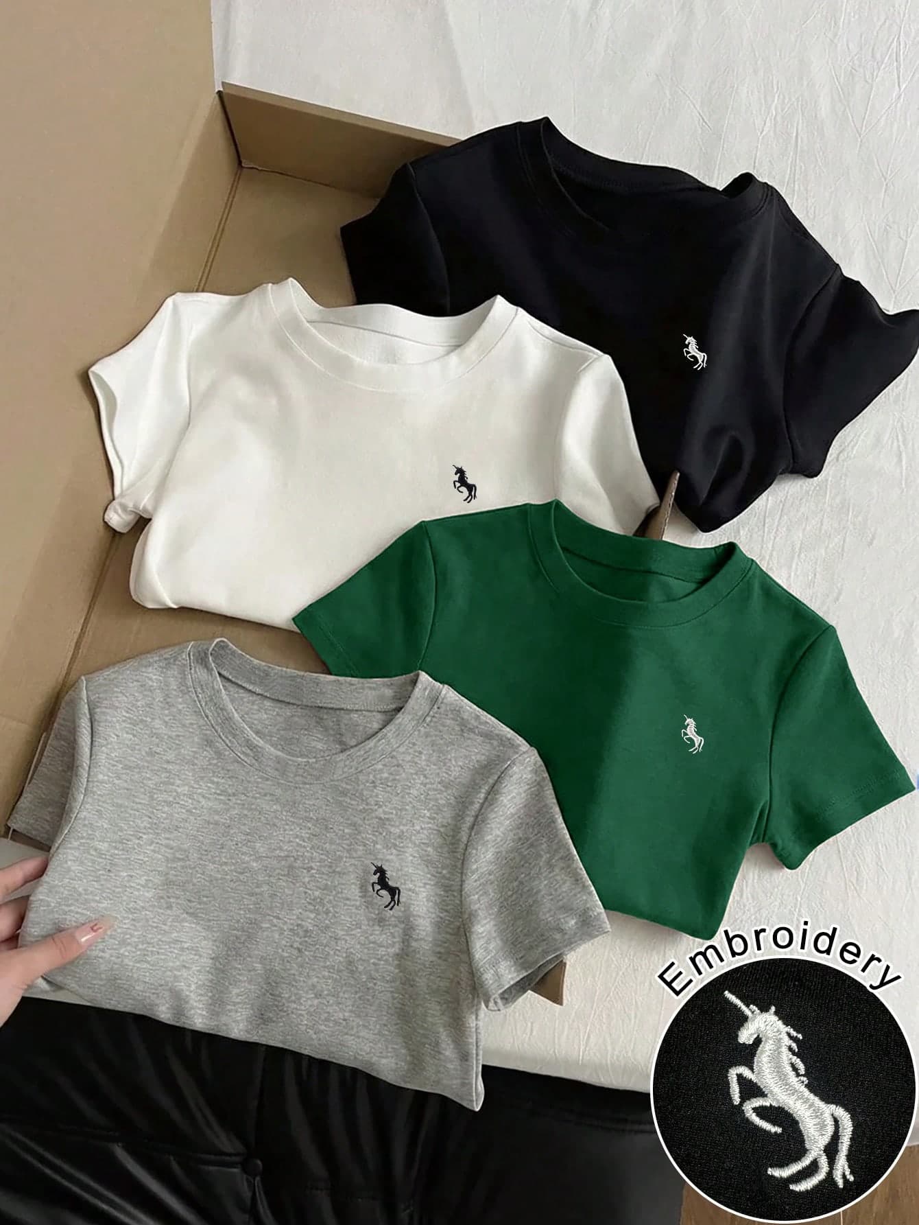GlowEve 4pcs/Set Women's White Embroidered Round Neck Short Sleeve Fitted Cropped T-Shirt,Unicorn Logo Summer Casual Everyday For Holiday Office Wear