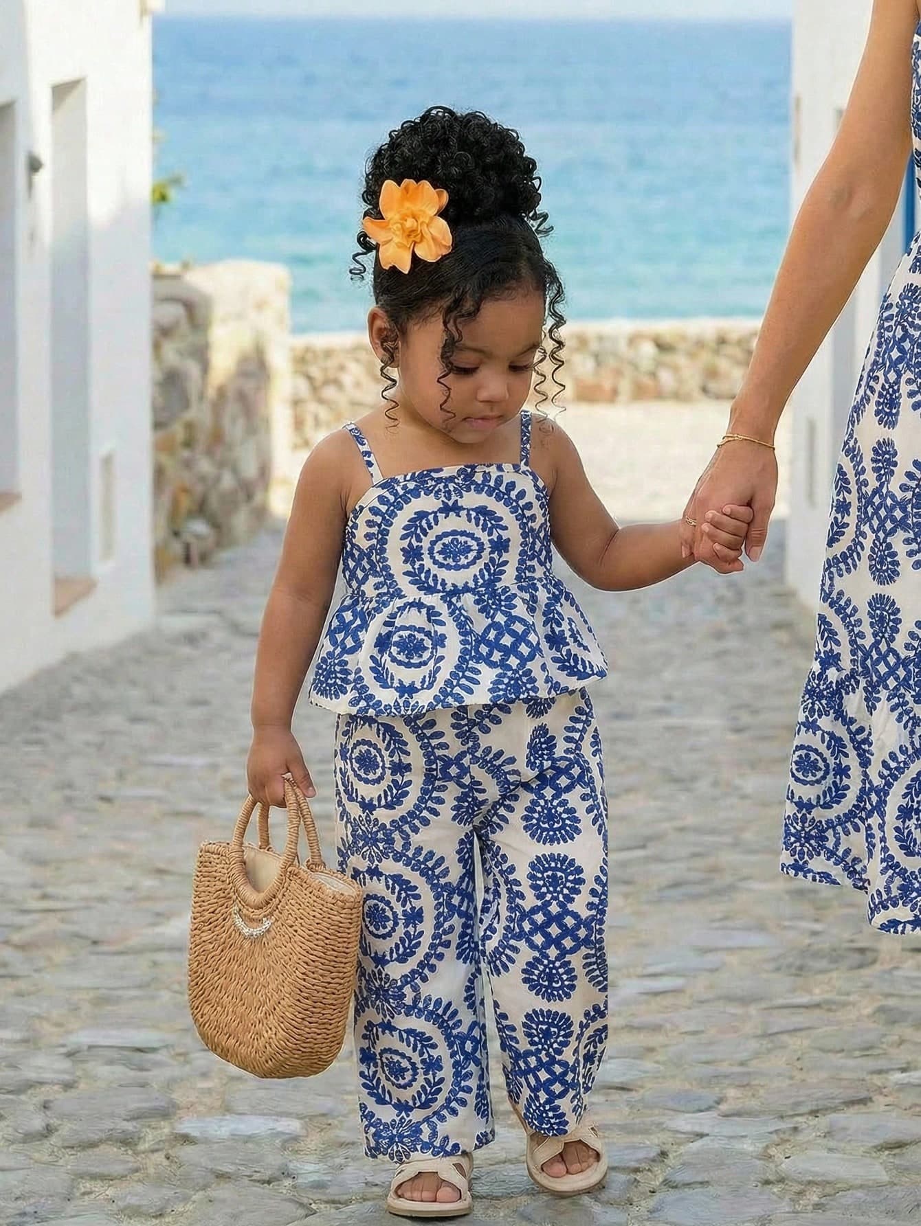 SHEIN Young Girl Floral Print Camisole Top And Casual Pants Set,Blue And White Patterned Kids Summer Beach Holiday Mommy And Me Matching Vacation Outfits