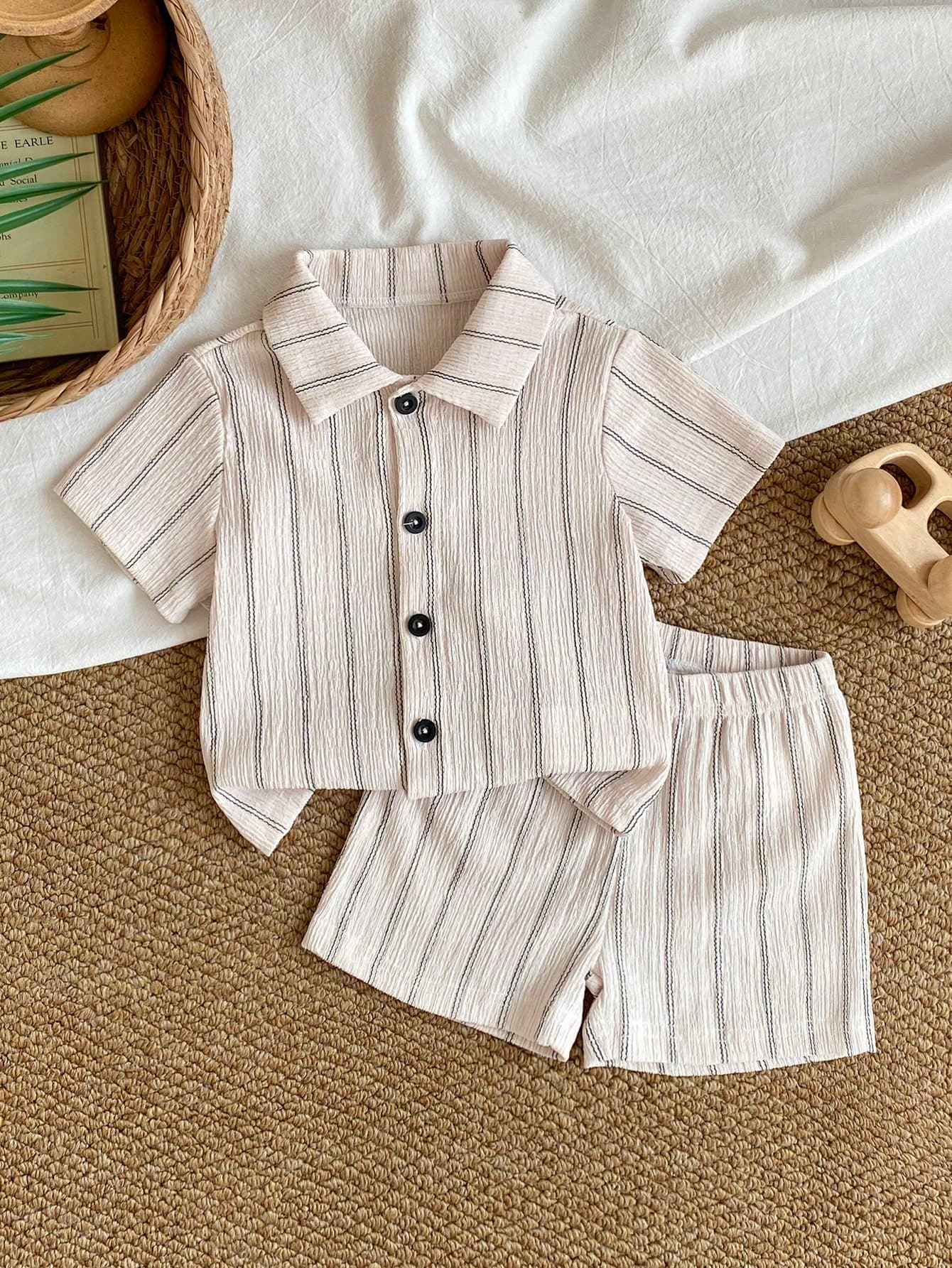 SHEIN Vintaside Kids 2pcs/Set Toddler Boys' Summer Casual Collared Shirt & Shorts Set Black And White Checkered Pinstripe Outfit For City Break Short Sleeve Holiday Wear