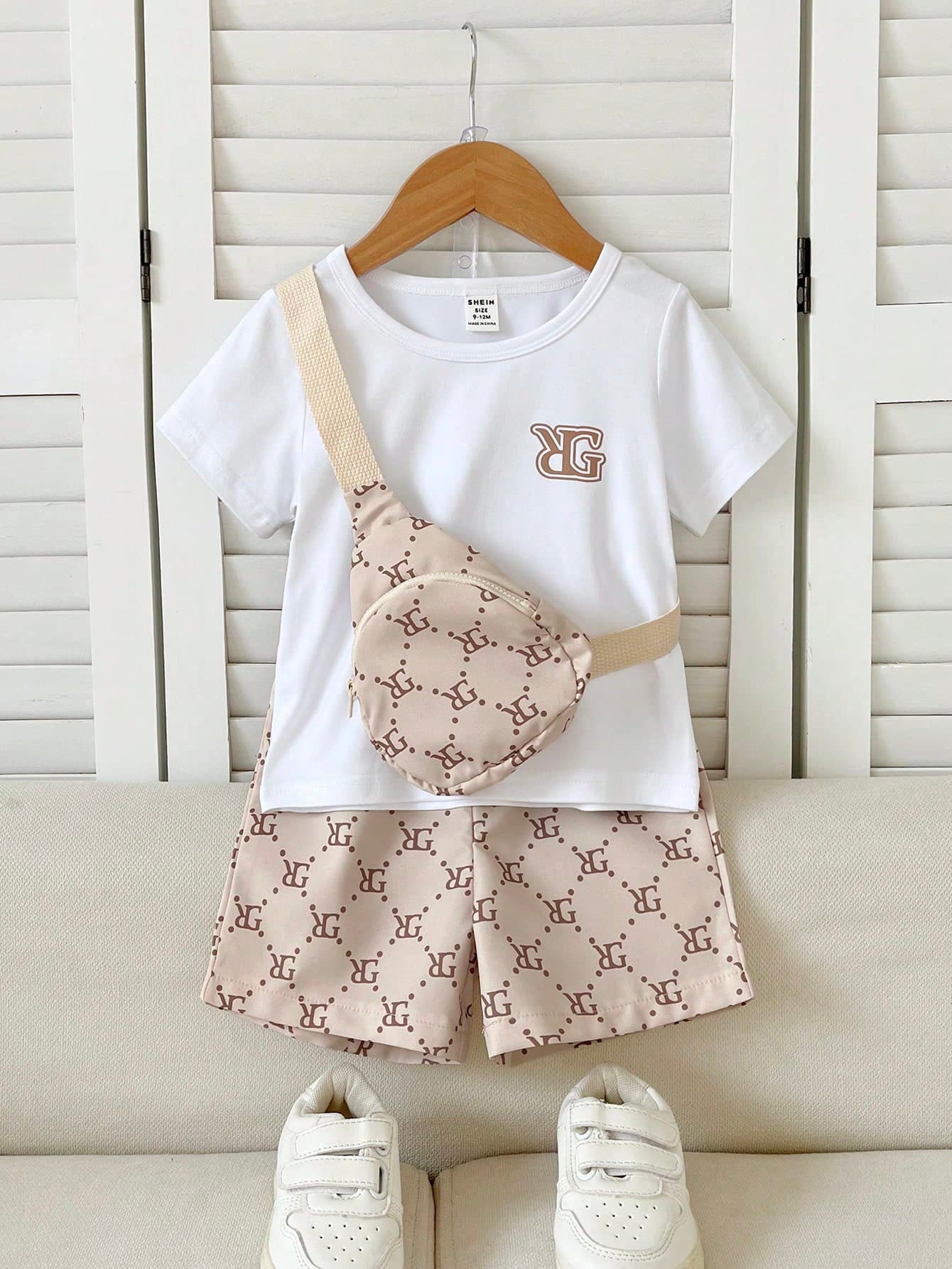 SHEIN Playful Pals 3-Piece Baby/Toddler Boy Outfit: Floral Print T-Shirt, Shorts, And Crossbody Bag, Fashionable Casual Cute Versatile For Summer Occasions