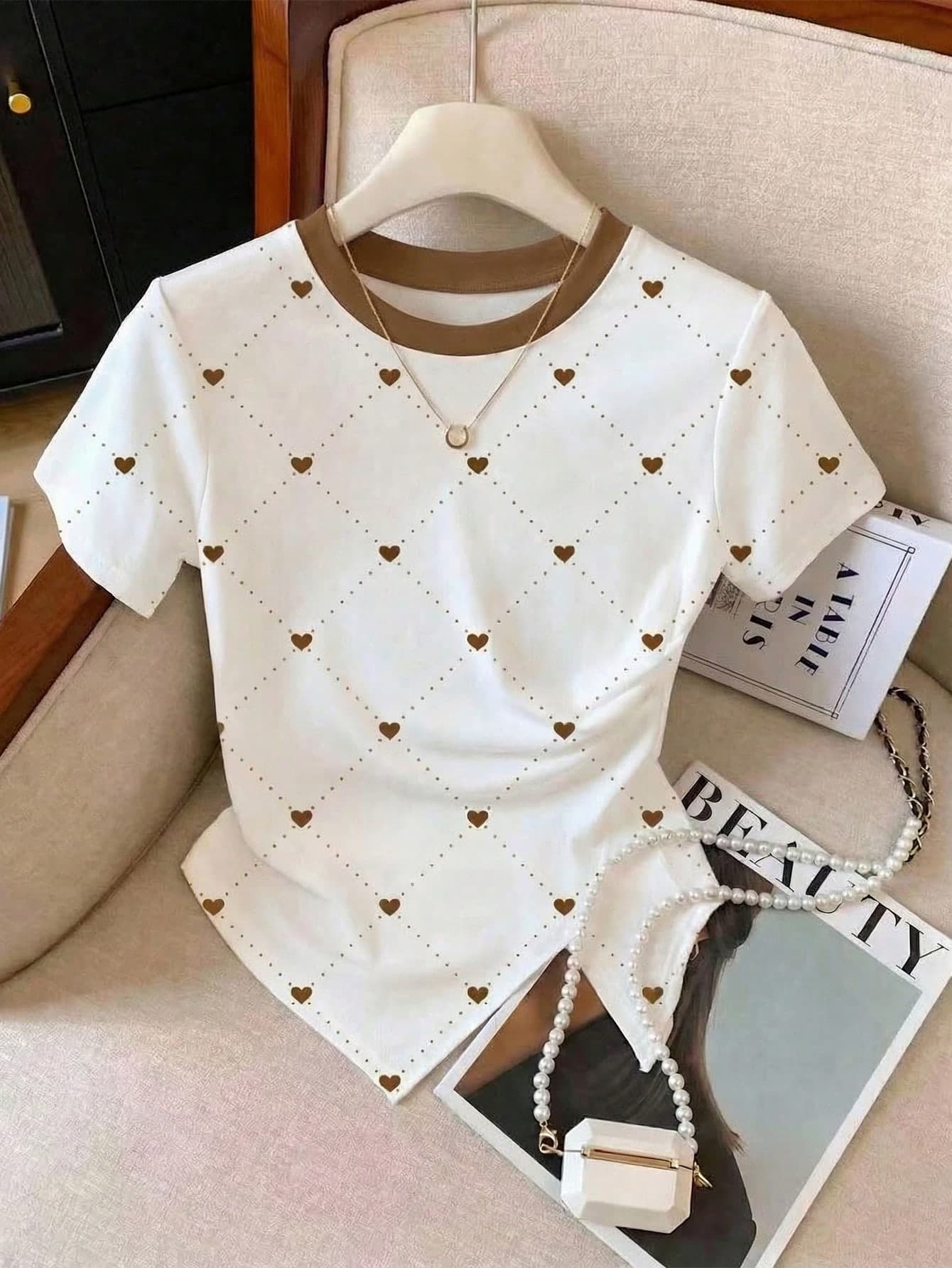 Resyla Women's Heart-Shaped Full Page Pattern Round Neck Short Sleeved T-Shirt