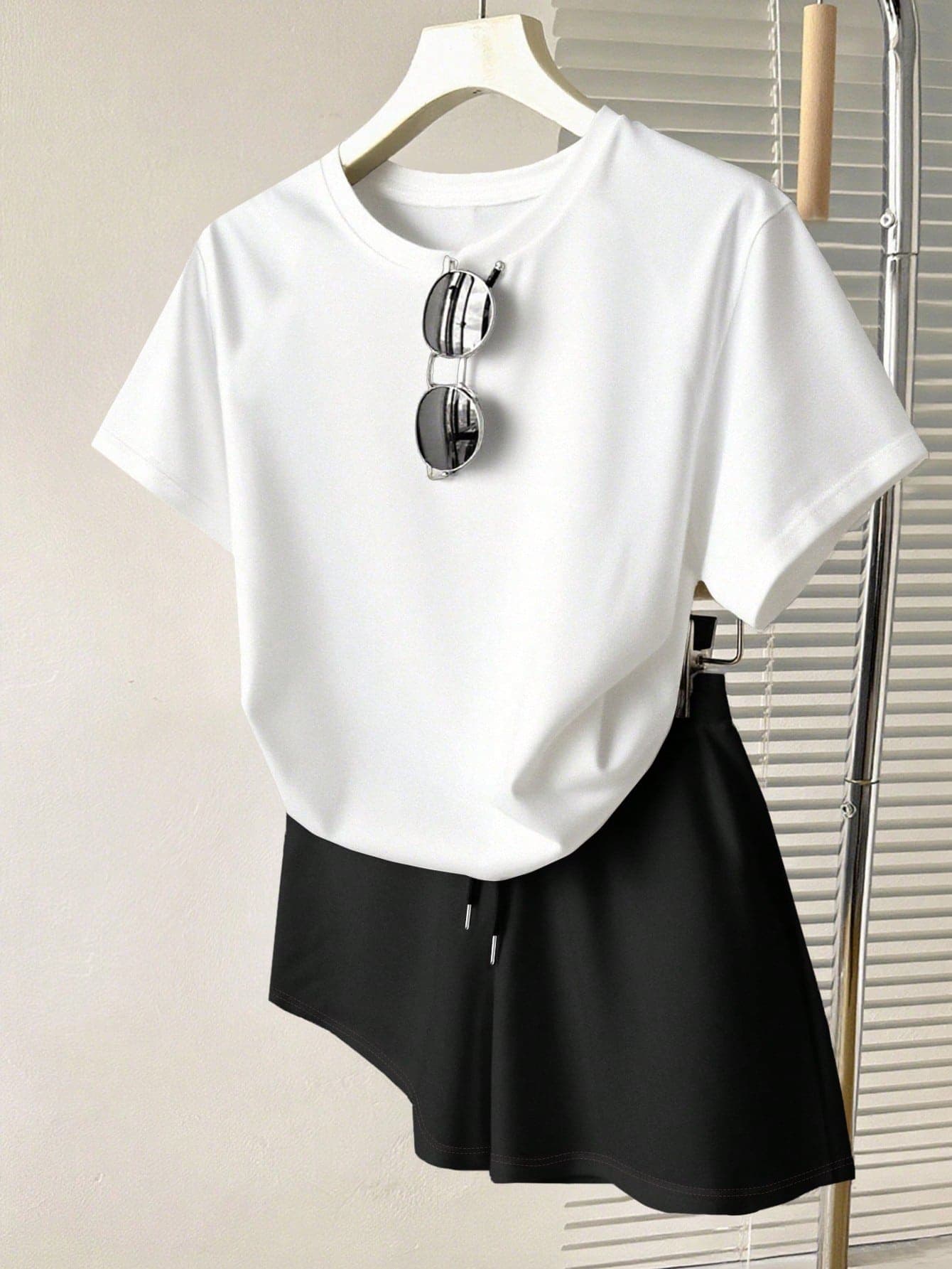 Resyla Women's Solid Color Round Neck Short Sleeve Top And Shorts Casual Daily Outfit