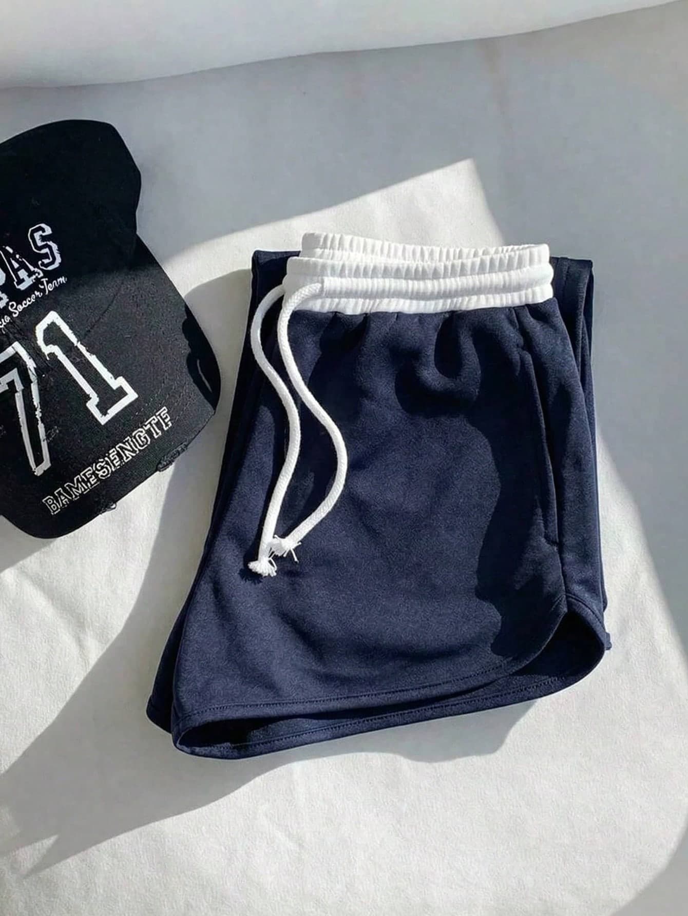 SHEIN Teen Girls' White & Navy Casual Sports Minimalist Drawstring Elastic Waist Super Low Rise Shorts Set, Suitable For Spring/Summer