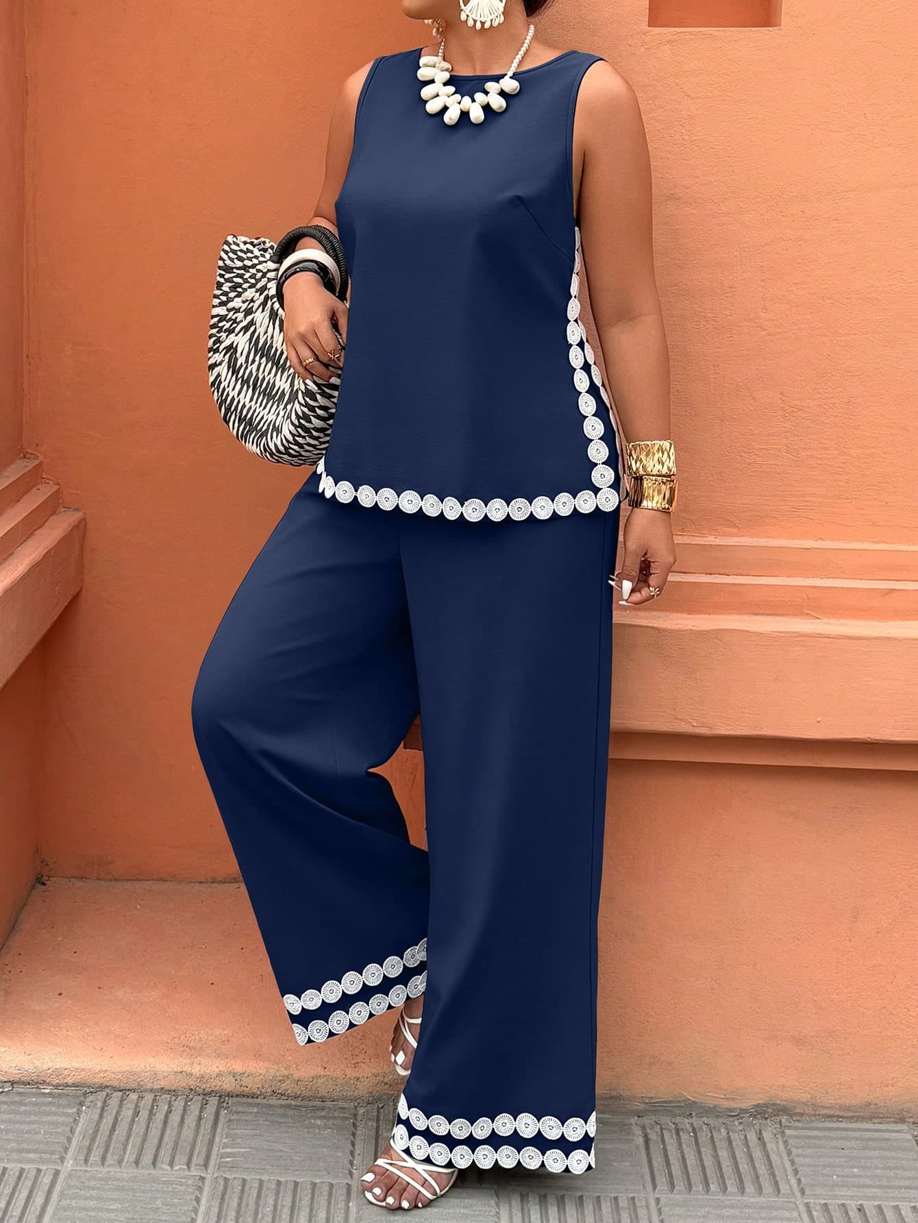 Weeklong Plus Size Women's Contrast Color Trim Sleeveless Split Leg Jumpsuit, Casual Vacation Outfit, Fashionable Street Wear
