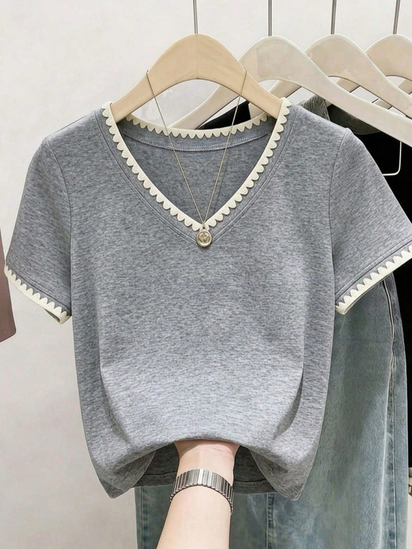 Resyla Women's V-Neck Contrast Trim Casual Everyday Short Sleeve T-Shirt