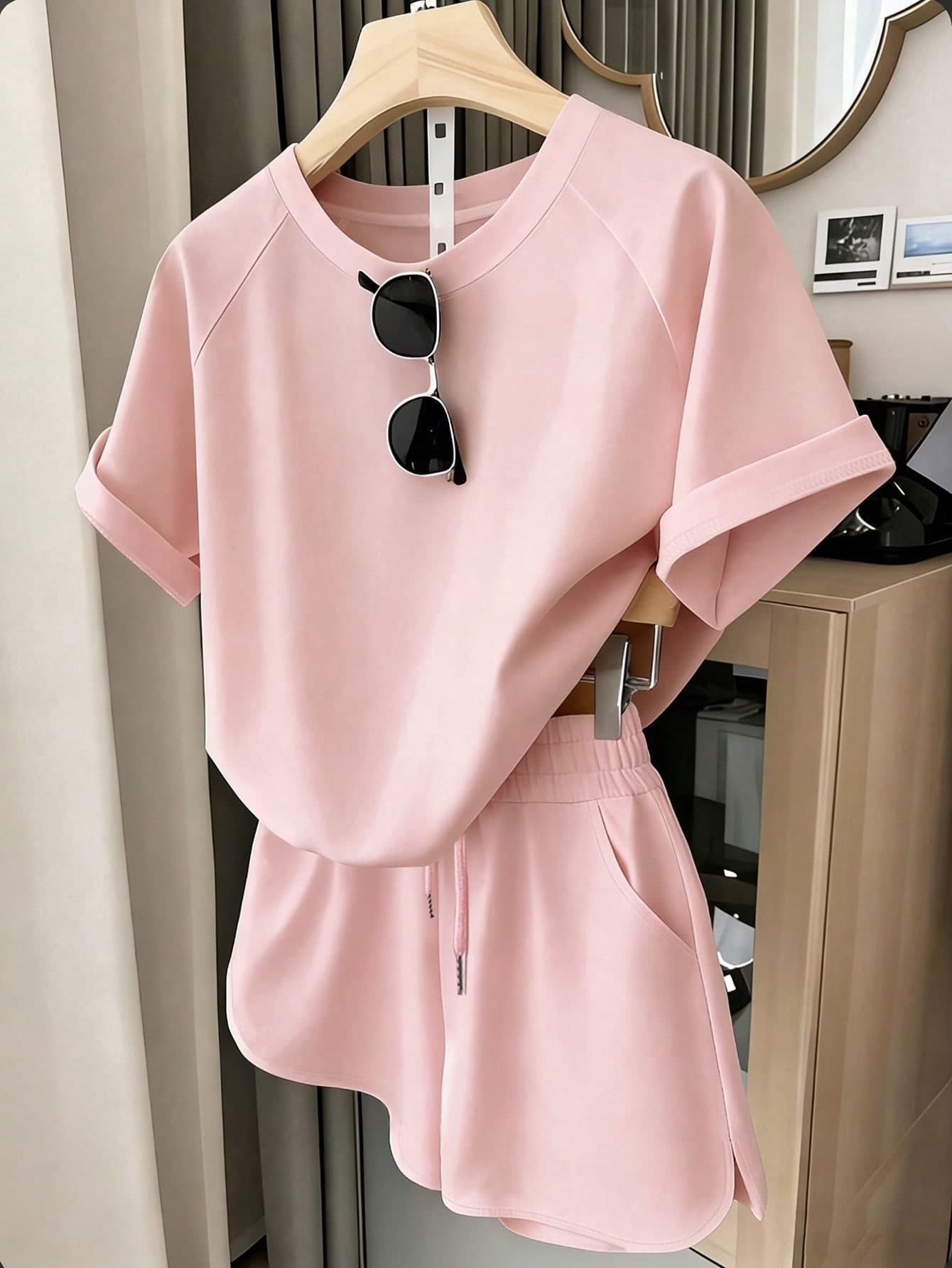 Resyla Women's T-Shirt And Shorts Set, Summer Casual Graphic Design Top, Elegant And Versatile, Suitable For Daily Wear, Outdoor, Shopping, Travel