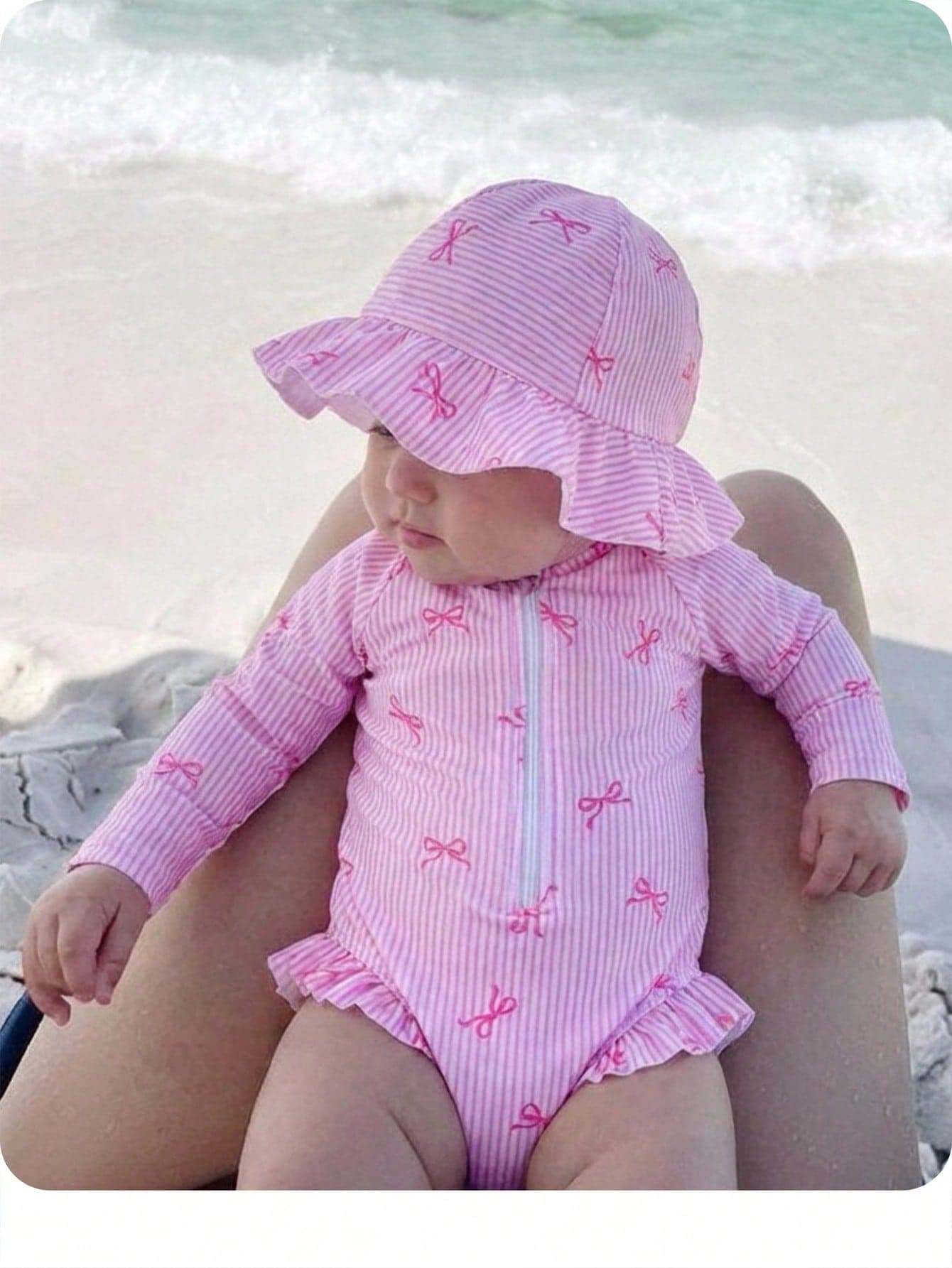 SHEIN Newborn Baby Beach Vacation Style Bow Striped Print Half Zip Front Ruffle Hem One-Piece Swimsuit With Swim Cap