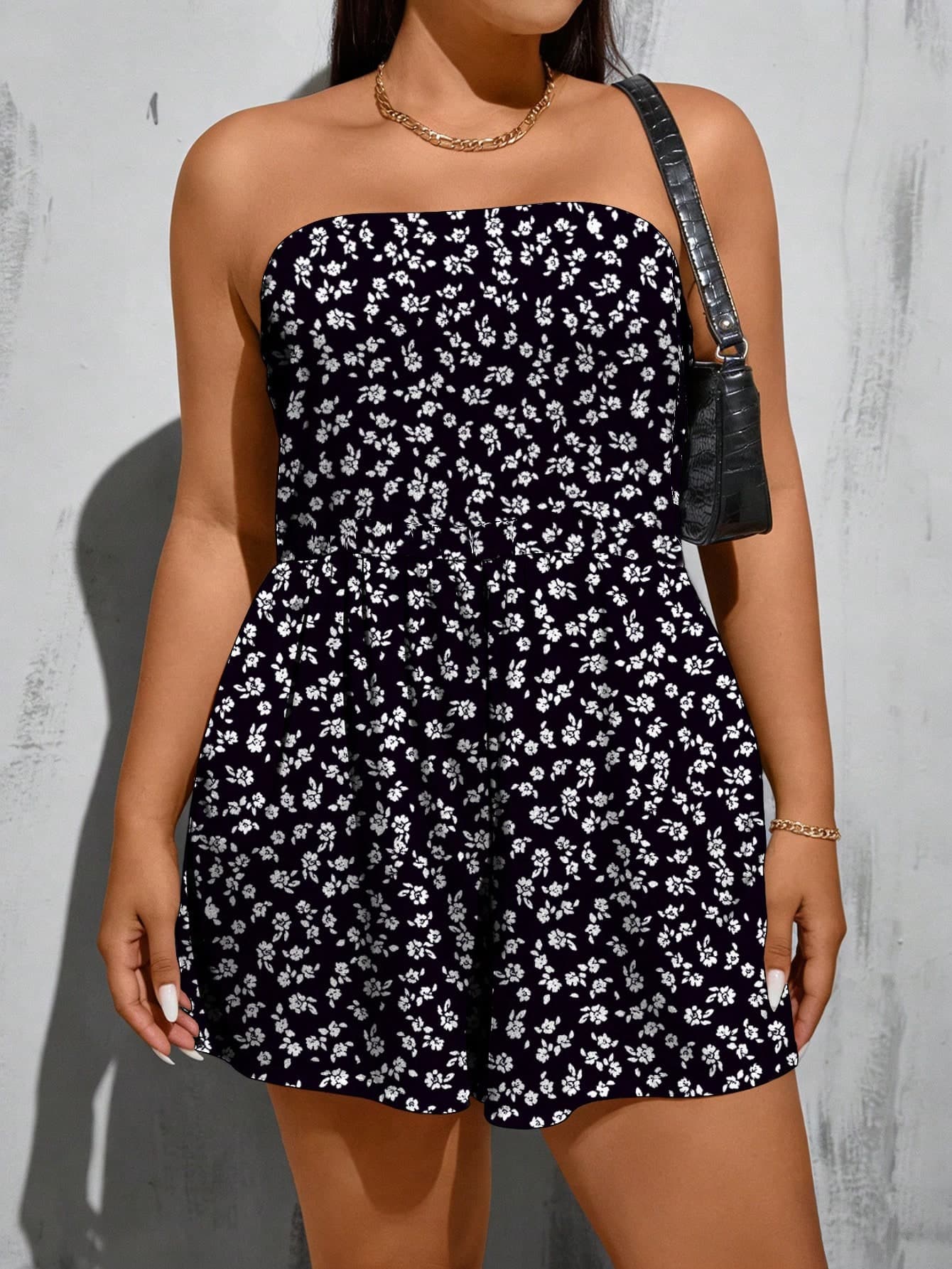 SHEIN Essnce Plus Size Casual Minimalist Ditsy Floral Tube Top & Shorts Jumpsuit