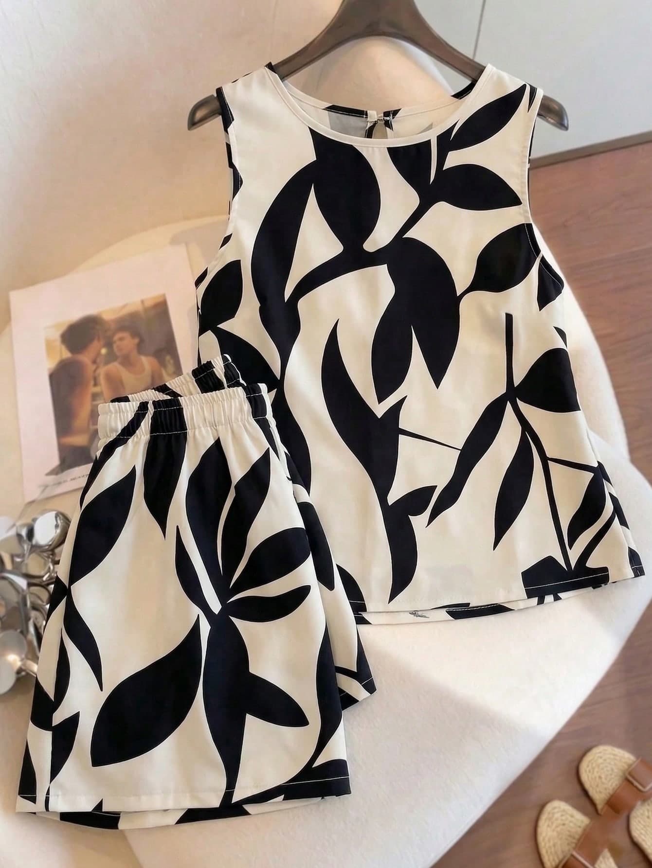 Franclia This French-Style Resort-Inspired Black And White Leaf Print Sleeveless Set Features A Simple Round Neck And A Back Button Design. A New Summer 2026 Style, This Two-Piece Set Includes A Round Neck Sleeveless Vest. The Classic Black And White Contrasting Leaf Print Exudes Sophistication, Suitable For Commuting, Dates, Vacations, And Elegant Casual Women's Wear.