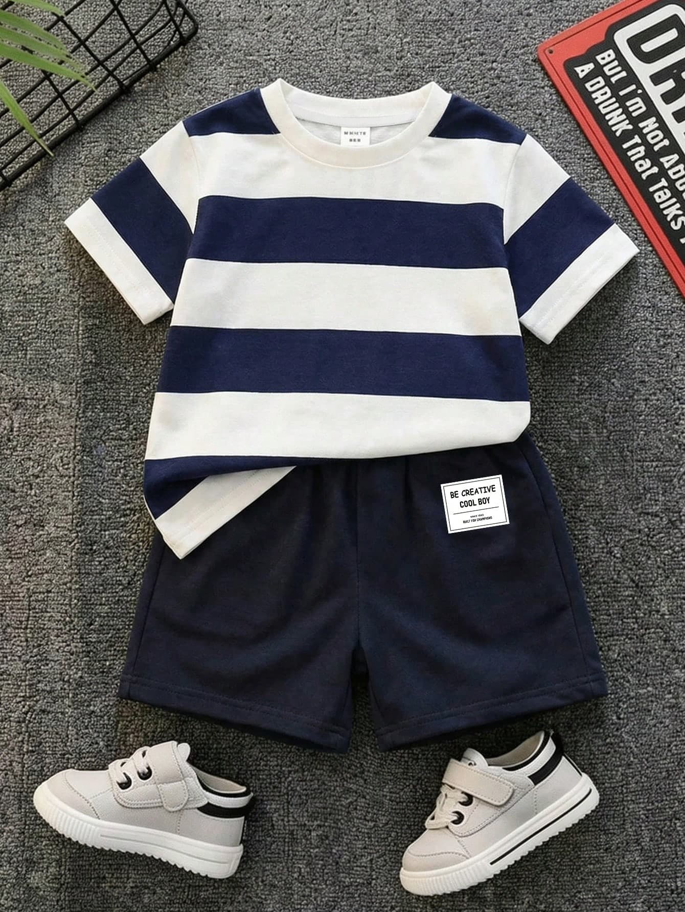 SHEIN 2pcs/Set Young Boy Casual Striped Round Neck Short Sleeve T-Shirt And Shorts Set,Summer,Career Day,Kids Graphic T-Shirts,Back To School,Daily Outings