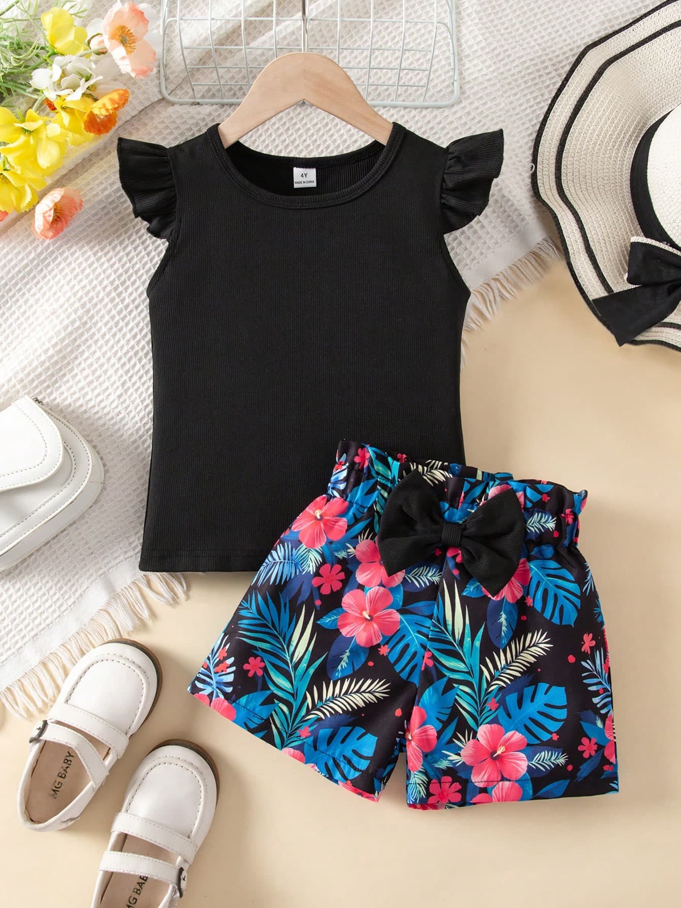 SHEIN Young Girls' Fashion Minimalist Flutter Sleeve Black T-Shirt Top Paired With Tropical Floral Print Shorts Set, Summer Daily Casual Outfit
