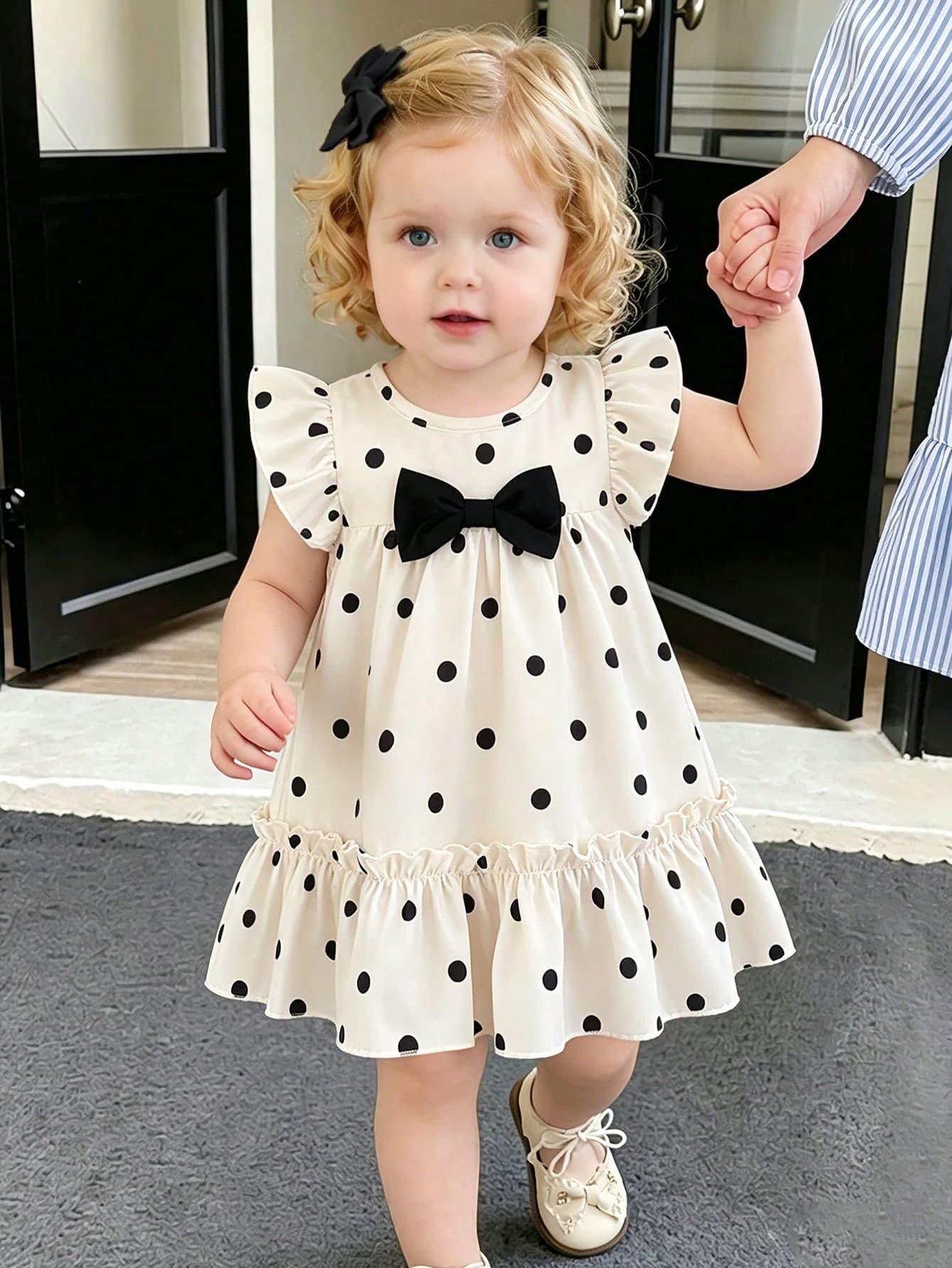 SHEIN Baby Girls' Summer Polka Dot Dress  Black & White Dots+Bow Decor On Chest+Flare Sleeves  Soft & Cute  Suitable For Daily Outings And Photo Shoots